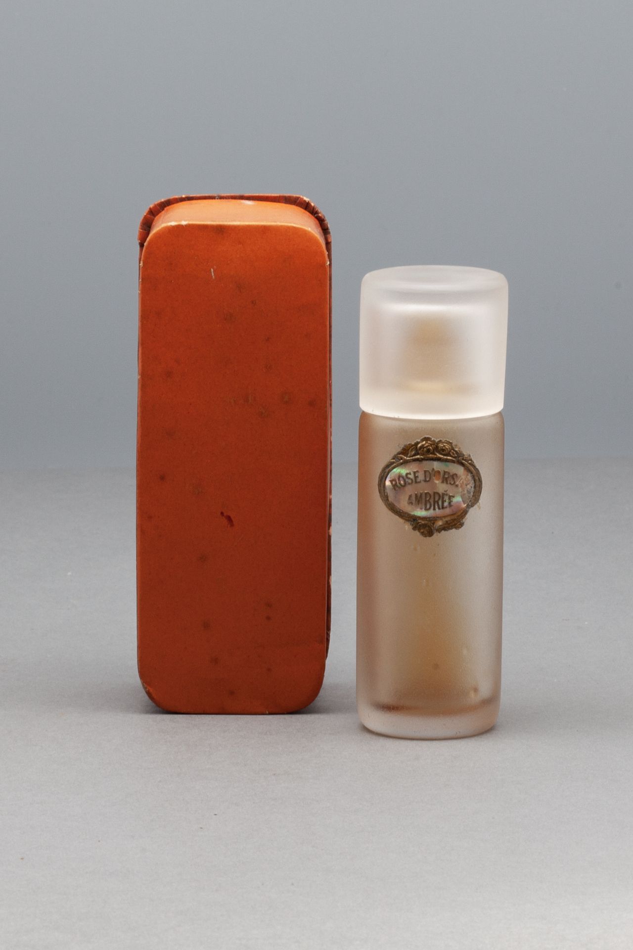 D'ORSAY "ROSE AMBREE" 圆柱形的BACCARAT水晶瓶，装饰有其标签。在其罕见的盒子里。 高11厘米