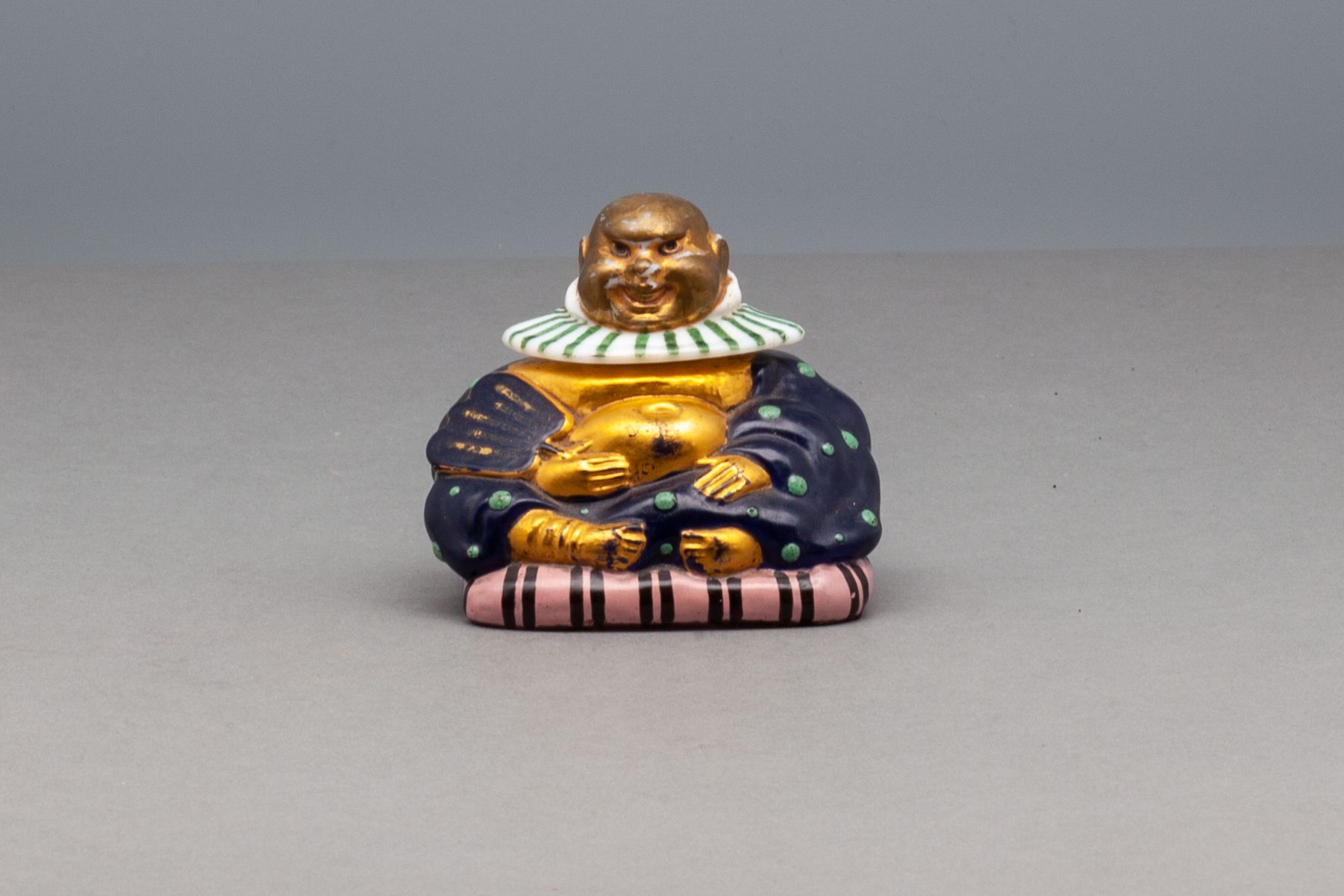 BRYENNE "CHU CHIN CHOW" Bouddha flacon en verre émaillé à décor polychrome. Sous&hellip;