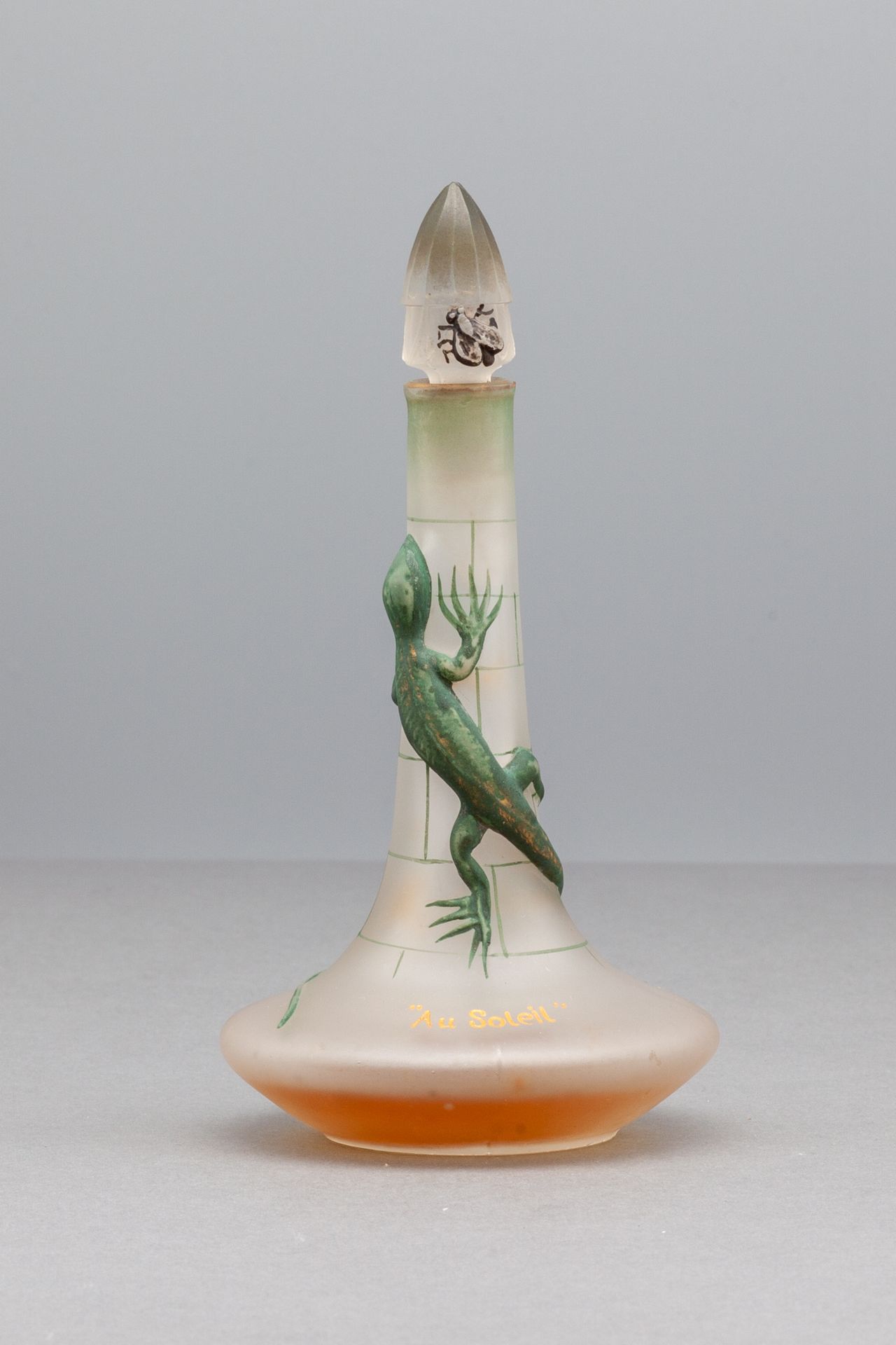 LUBIN "AU SOLEIL" 白色磨砂玻璃瓶，圆形瓶身，顶部是长颈，装饰有蜥蜴看猎物的图案，盖子上有模子。雕刻和镀金的 "AU SOLEIL"。底座下有空&hellip;