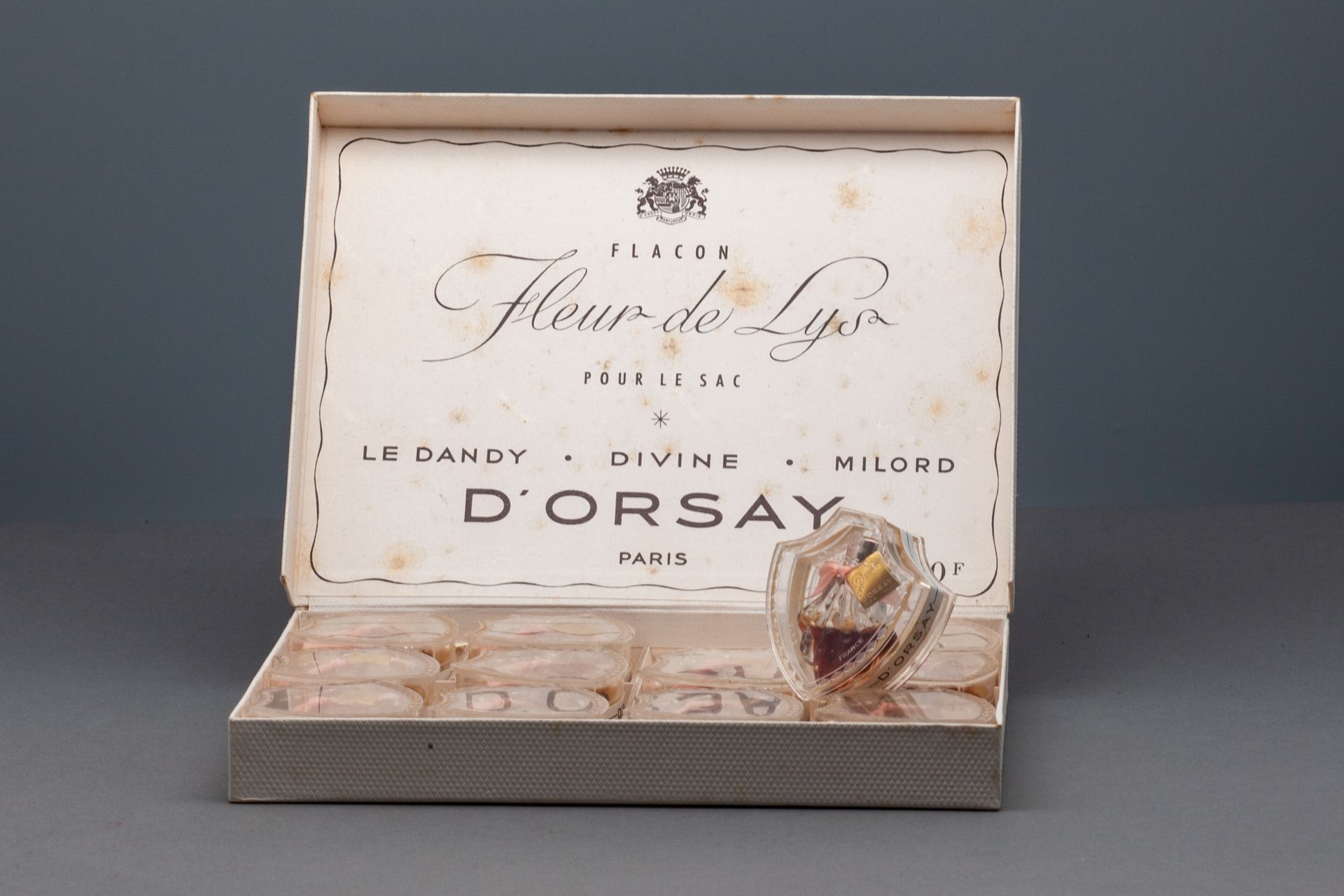 D'ORSAY "FLEURS DE LYS" 展示盒里有12瓶 "Divine "香水，装在密封的盒子里。盒子大小为14x14厘米