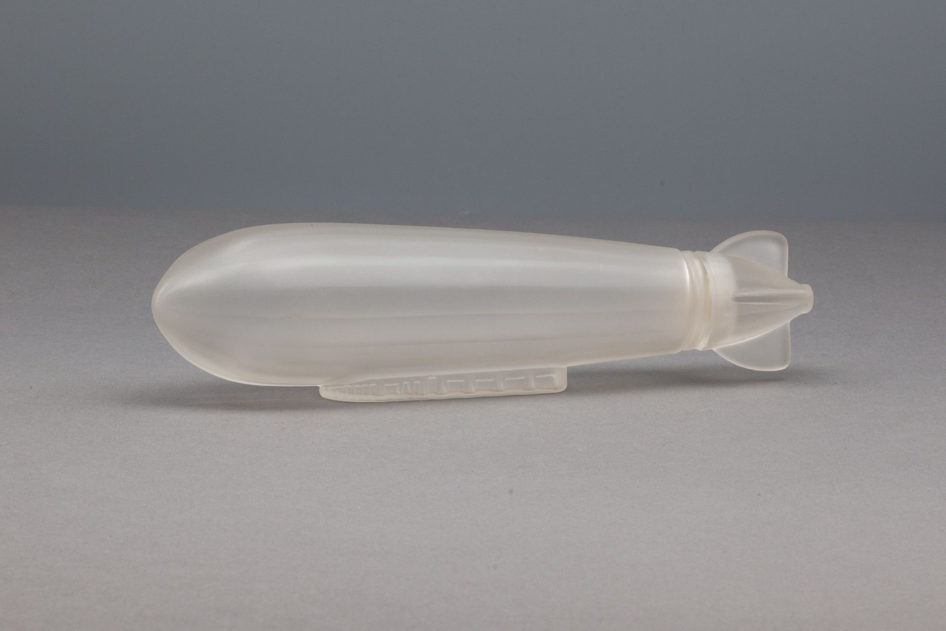 ANONYME - FLACON "ZEPPELIN" 代表齐柏林飞艇的乳白色玻璃瓶。长17厘米