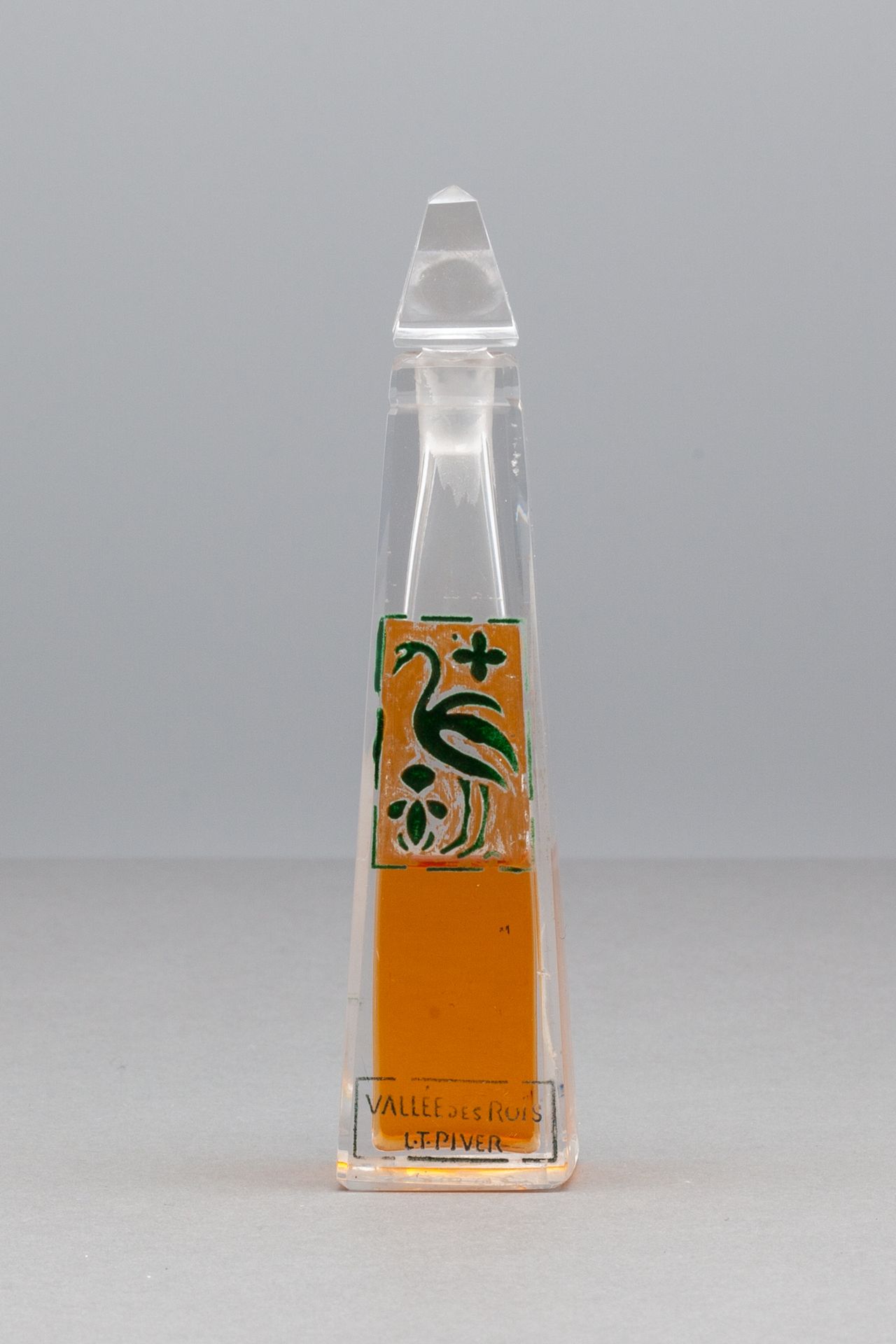 L.T.PIVER "LA VALLEE DES ROIS" BACCARAT水晶瓶，方尖碑形状，装饰有代表朱雀的象形文字。题目是。底座下标有首字母 "BACC&hellip;