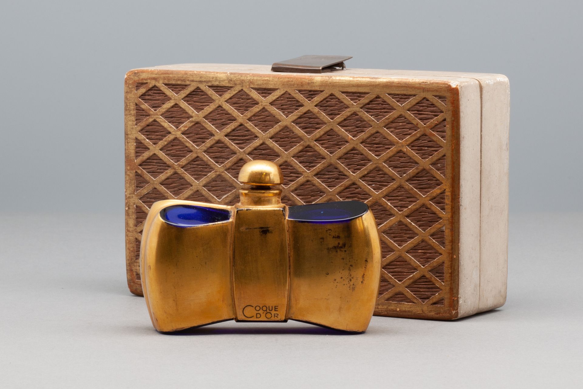 GUERLAIN "COQUE D'OR" 黑色和金色的玻璃瓶，造型是一只风格化的蝴蝶。在其标题的盒子里。高7厘米