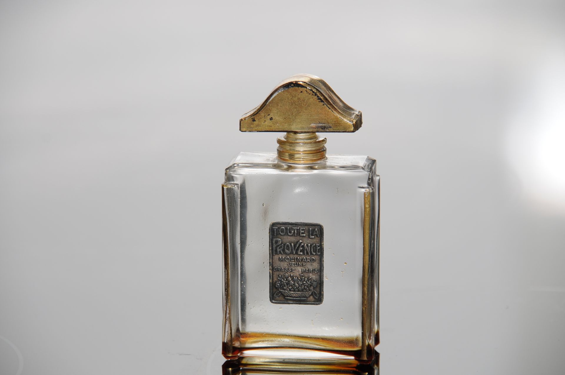 MOLINARD "TOUTE LA PROVENCE" 长方形的瓶子。有标题的标签。瓶塞显示拿破仑的双角。 高8.5厘米