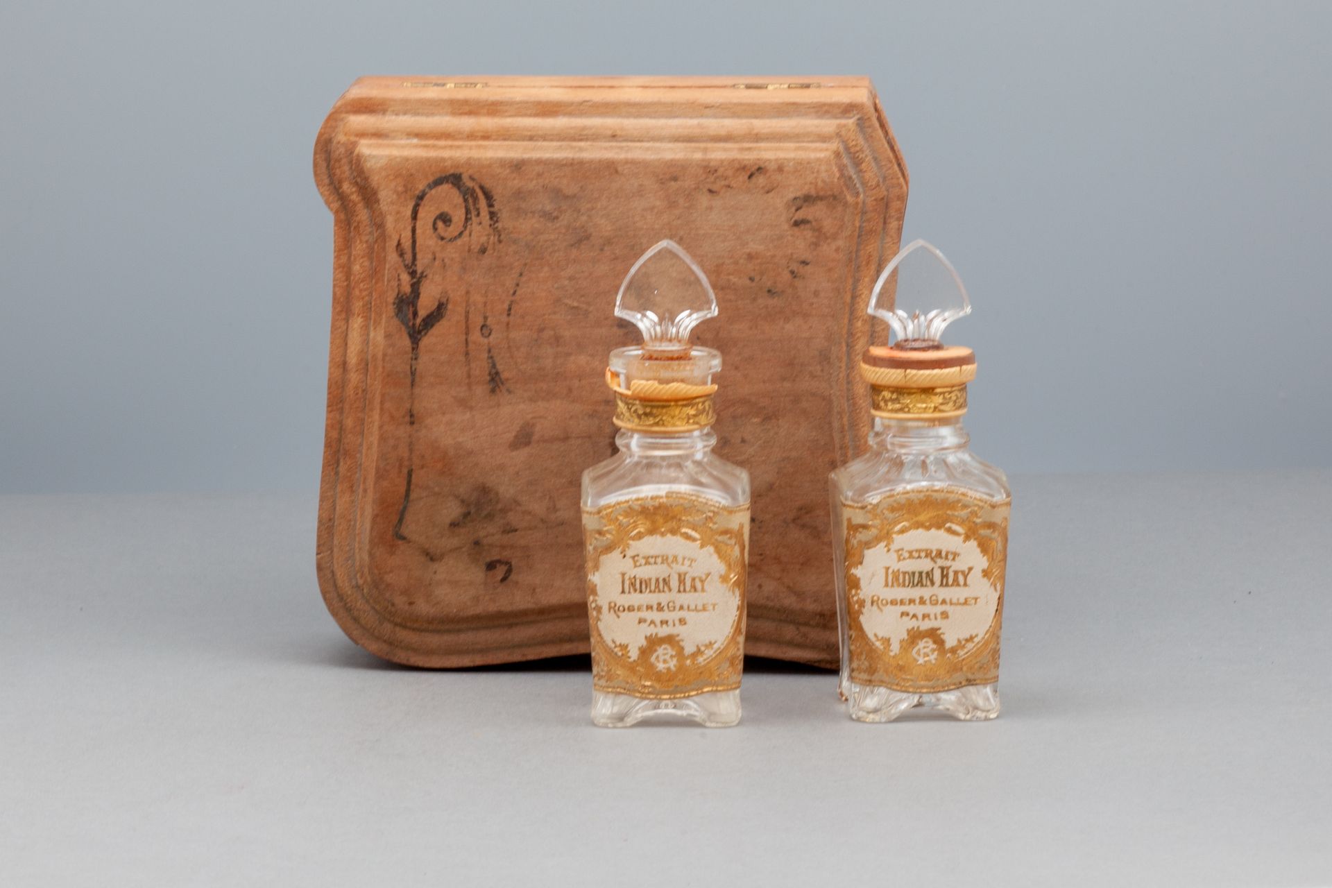 ROGER & GALLET "INDIAN HAY" Box of two bottles "INDIAN HAY". Glass bottle, gold &hellip;