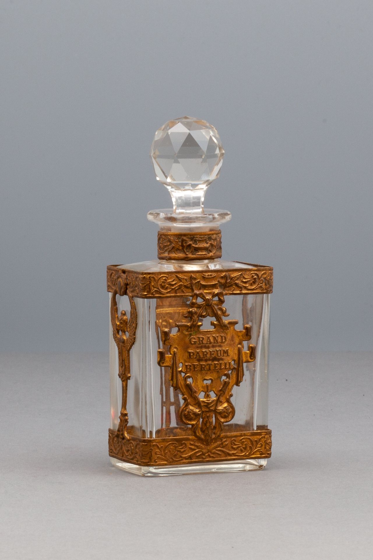 BERTELLI "GRAND PARFUM" BACCARAT水晶瓶，周围是金色的图案，两边是两个有翅膀的女人。琢磨的塞子。高12,8厘米