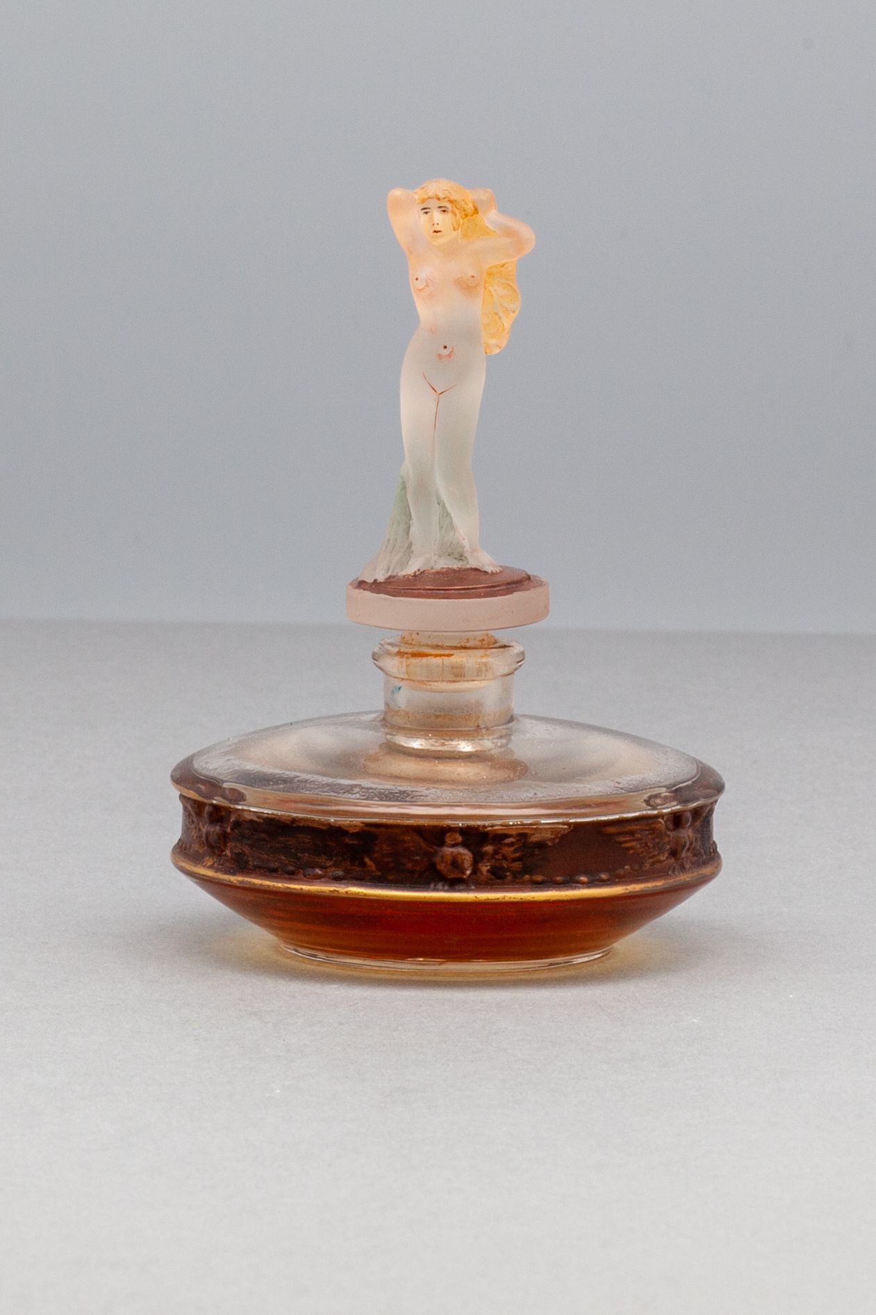 BOISSARD "LA MADELON" 玻璃瓶，圆形，扁平，装饰有圆形的鸟楣。乳白色的玻璃瓶塞，代表一个裸体女人。 高10厘米