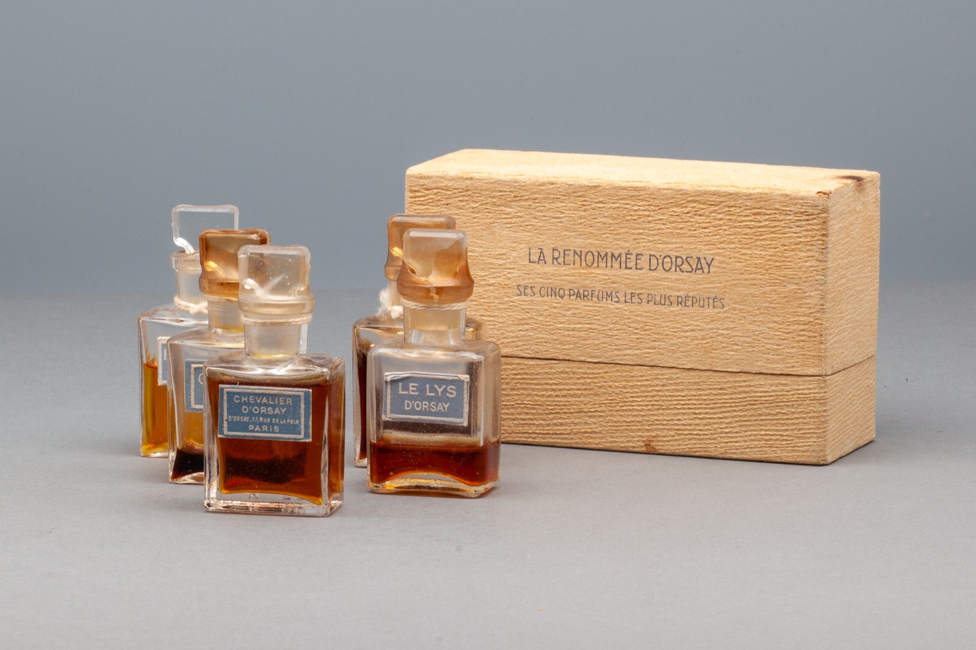 D'ORSAY "LA RENOMMEE" 盒子里有五个补给瓶，包括 "Fleurs de France", "Les Fleurs d'Orsay", "Ch&hellip;
