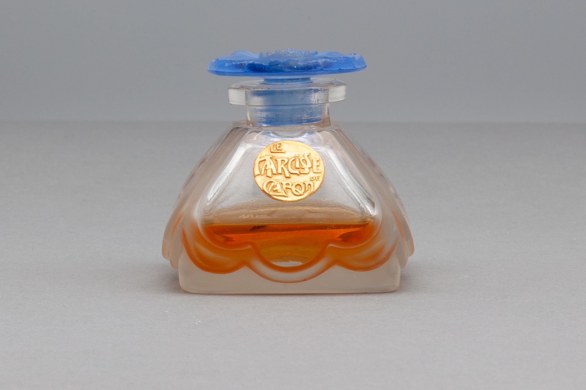 CARON "LE NARCISSE" Bottiglia in vetro con quattro lati tagliati, decorata con t&hellip;