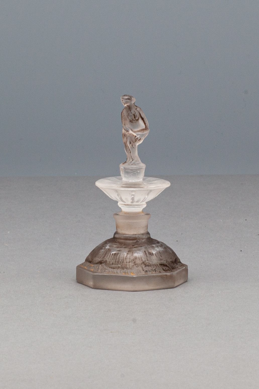 Mary CHESS Glass bottle in grisaille. Stopper surmounted of a young Athenian wom&hellip;