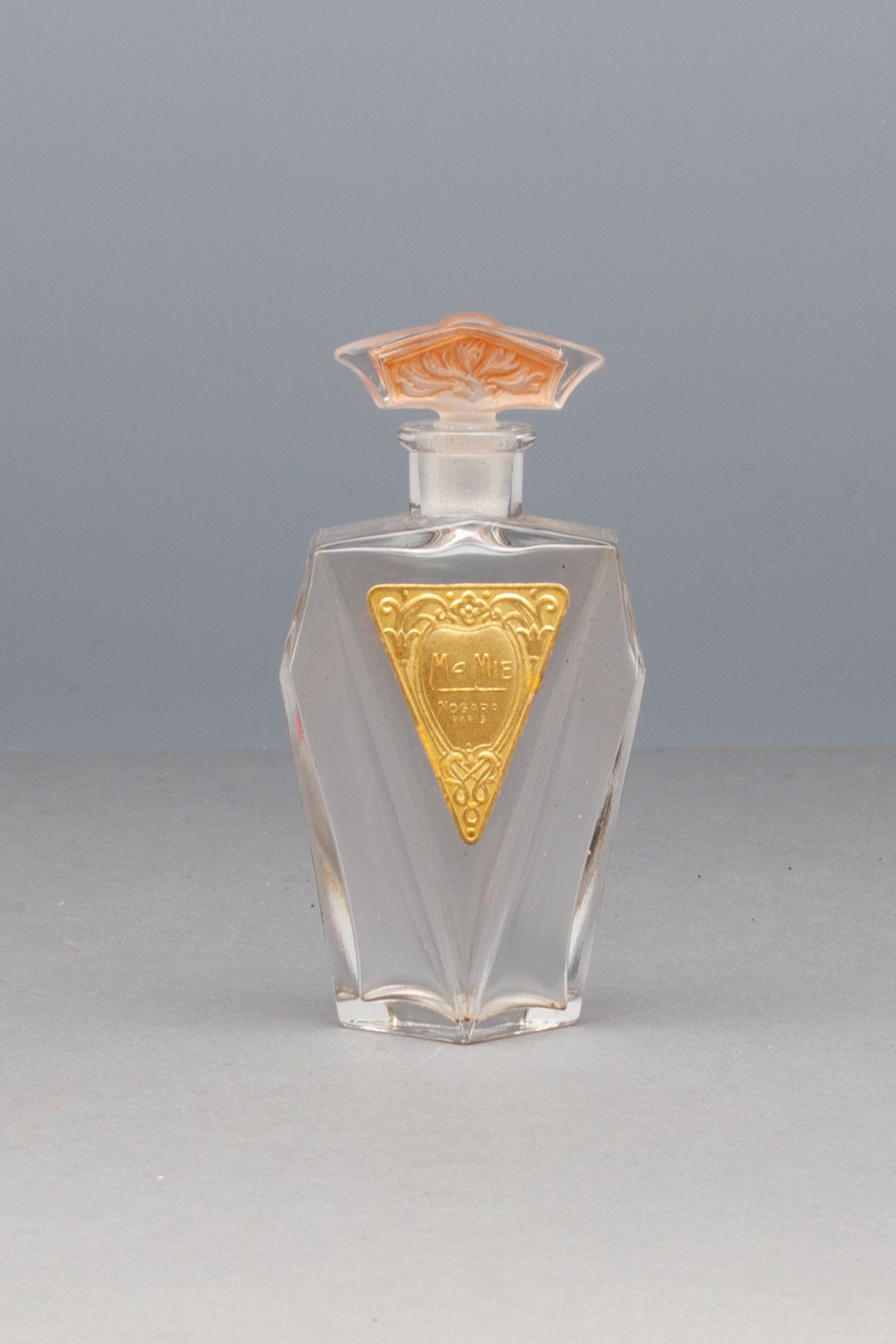 NOGARA "MA MIE" 玻璃瓶，侧面有切割的装饰，其标签是镀金的，有一个传说。带叶子的乳白色玻璃瓶塞。高11厘米