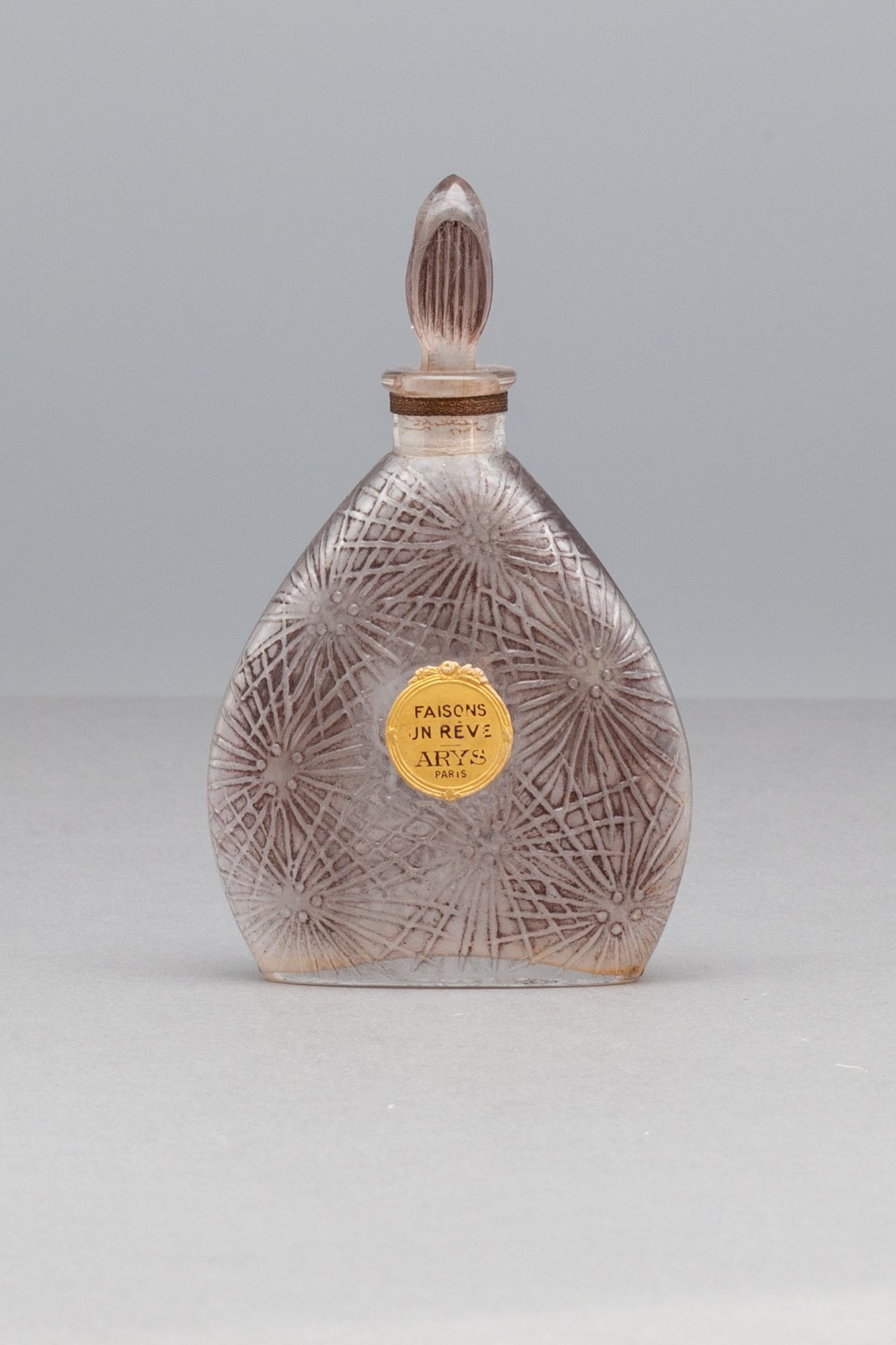 ARYS "FAISONS UN RÊVE" 水滴形状的玻璃瓶，有风格化的装饰。标签名为：。