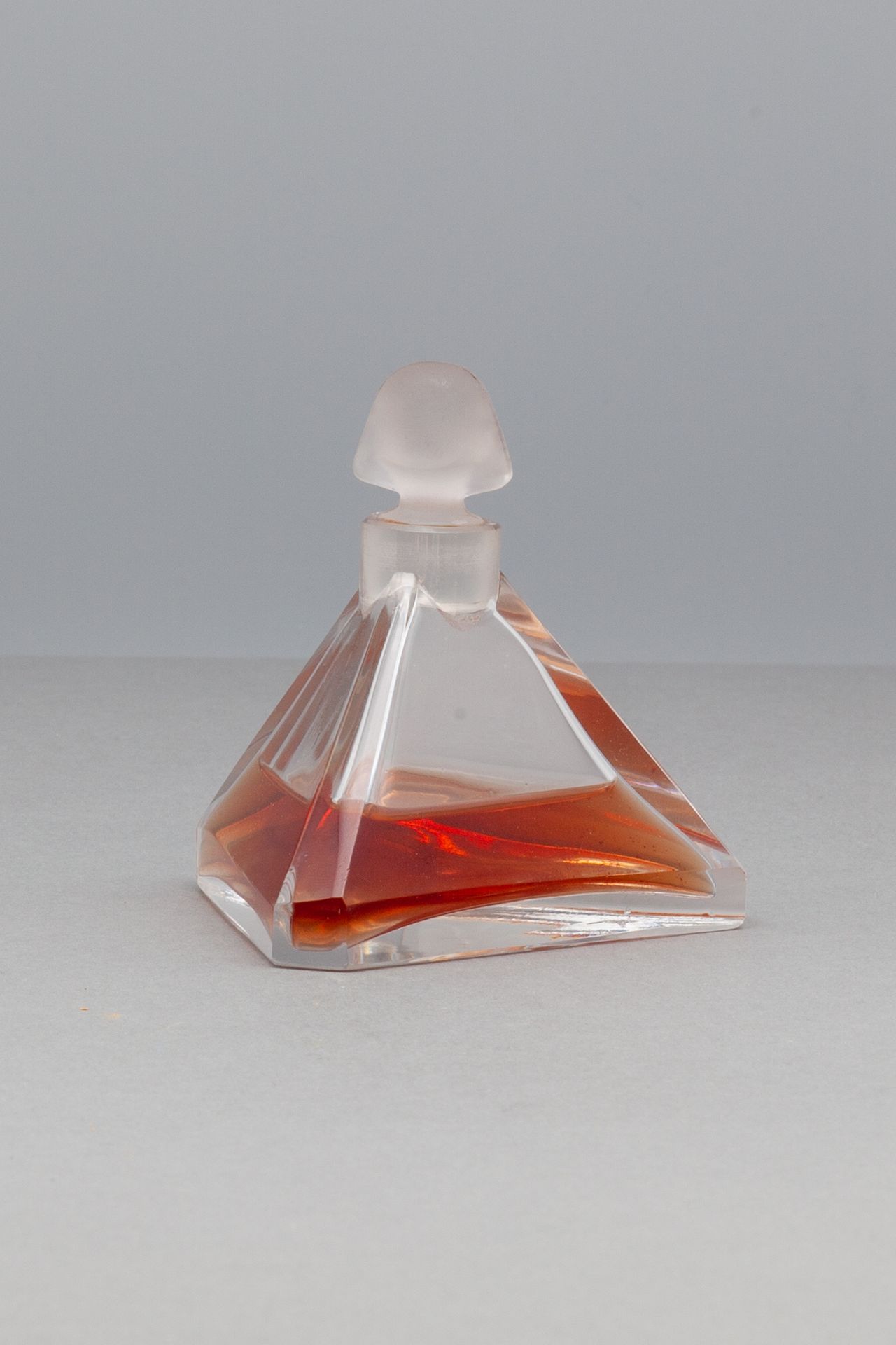 COTAN "SPHINX" Glass bottle of triangular form. BACCARAT. Opalescent glass stopp&hellip;