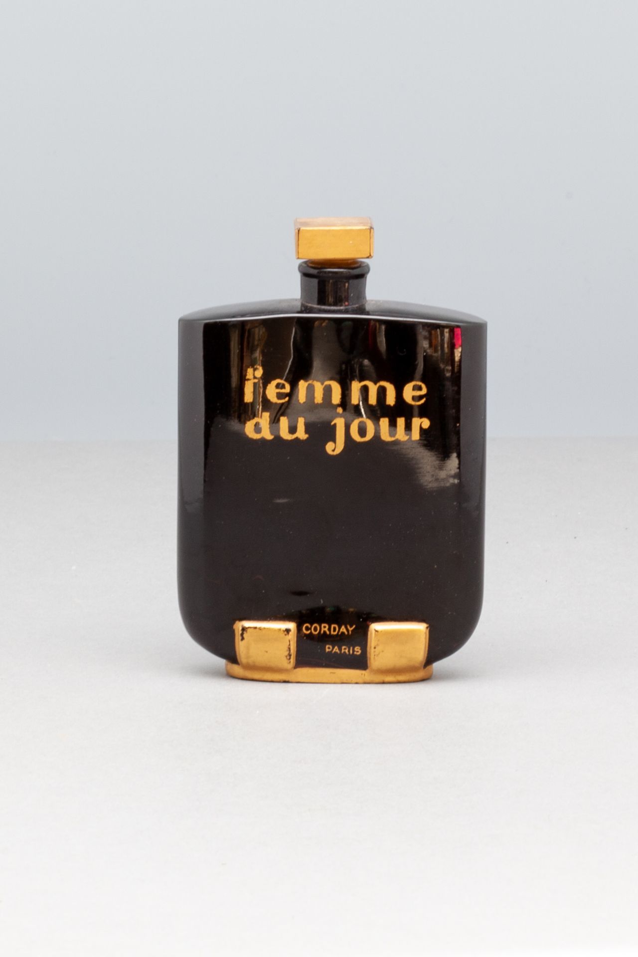 CORDAY "FEMME DU JOUR" 黑色和金色的BACCARAT水晶瓶。底下有 "BACCARAT "的签名。高10厘米