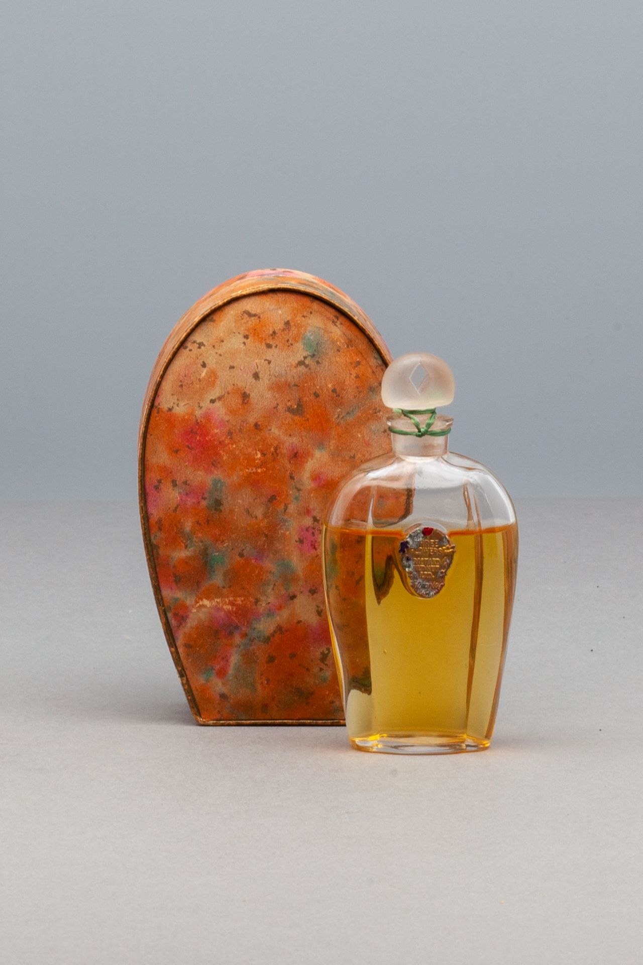HUDNUT "THREE FLOWERS" Bottle of ovoid form decorated with its label. In its box&hellip;