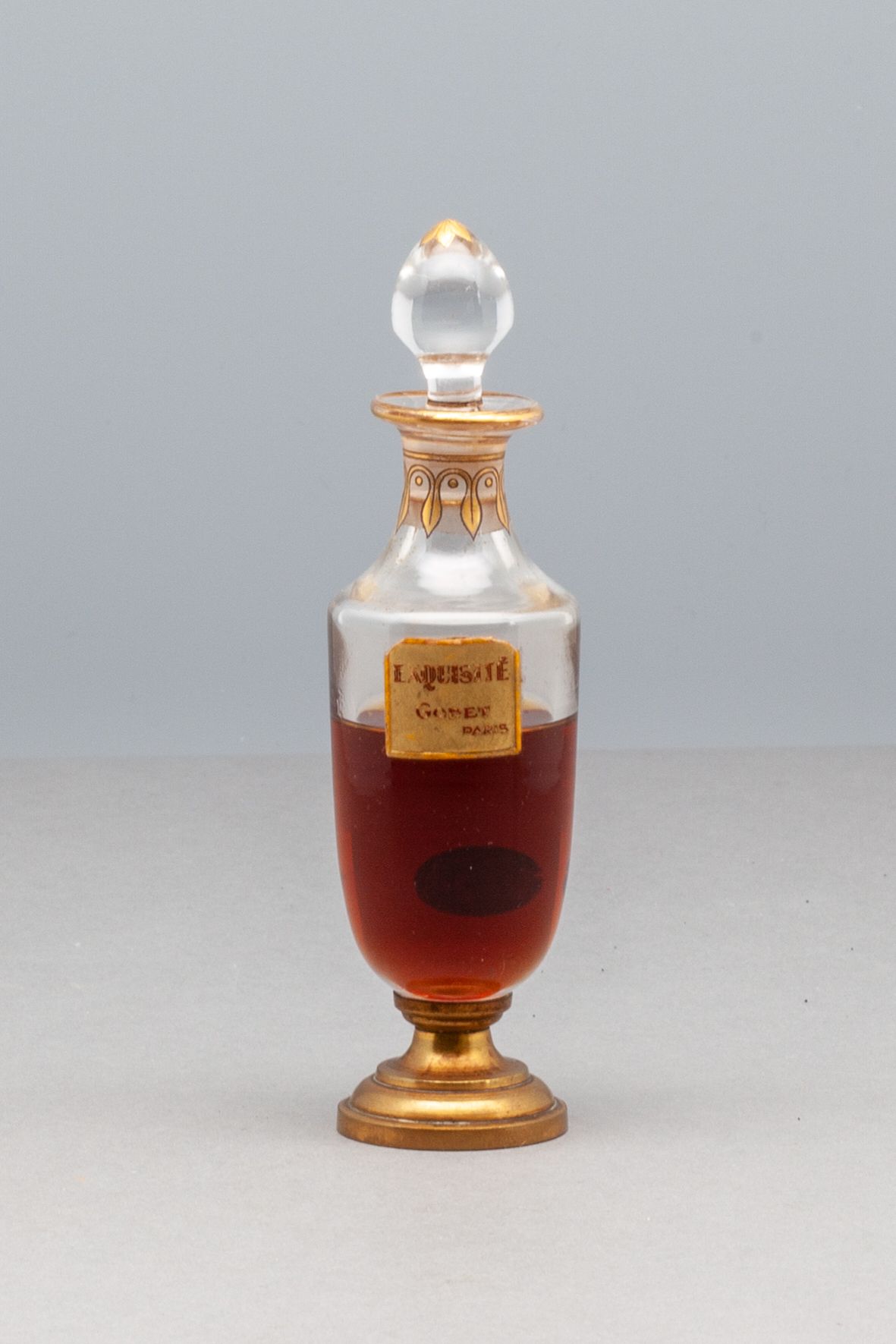 GODET "EXQUISITE" BACCARAT水晶瓶，有盖花瓶的形式。镀金的装饰。金属底座。题目是。高13,6厘米