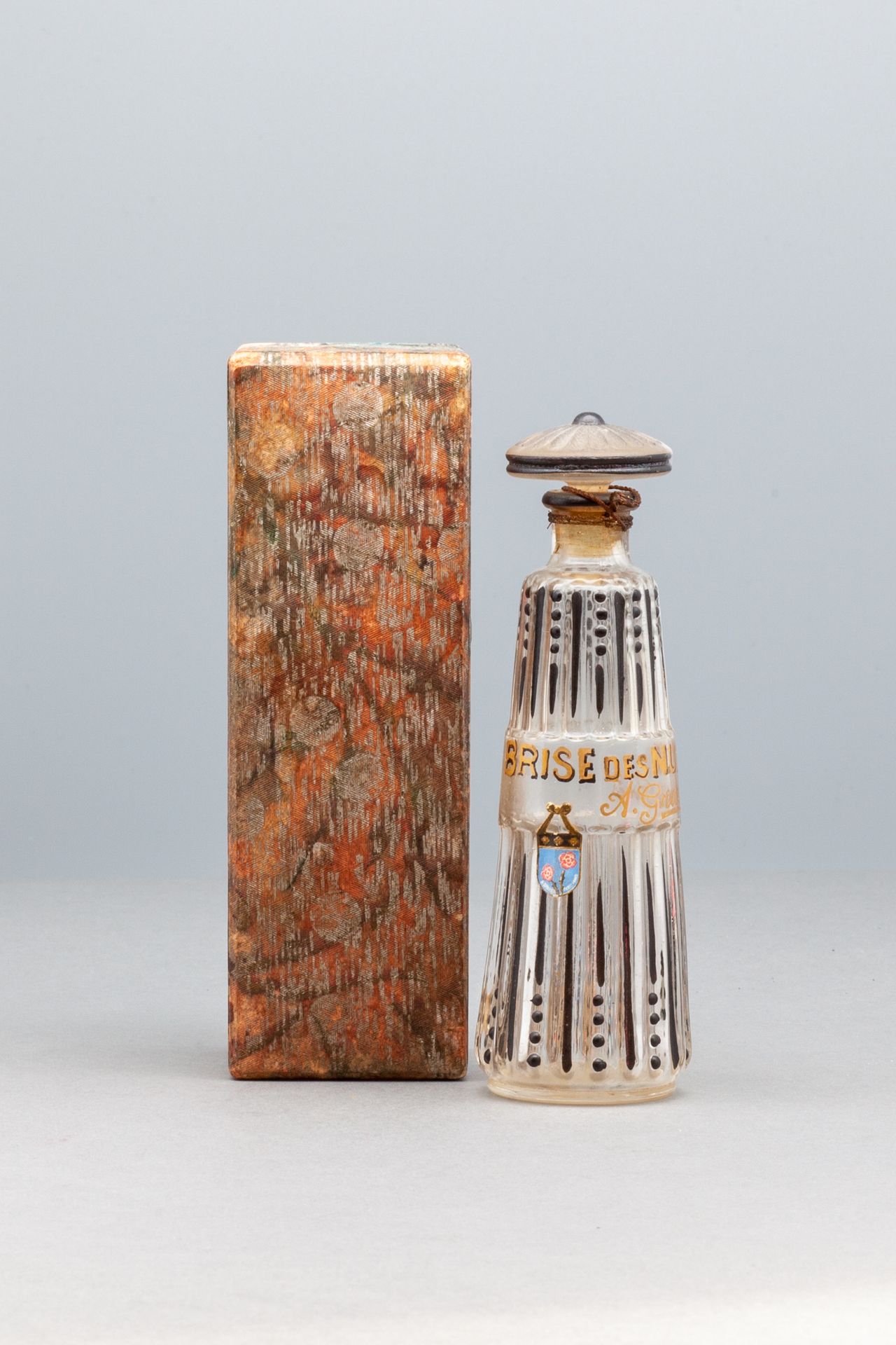 GRAVIER "BRISE DES NUITS" 灯塔形状的玻璃瓶，有黑色和金色的装饰。下部装饰有纹章。装在有多色装饰的盒子里。高瓶13厘米 - 盒子的尺寸1&hellip;