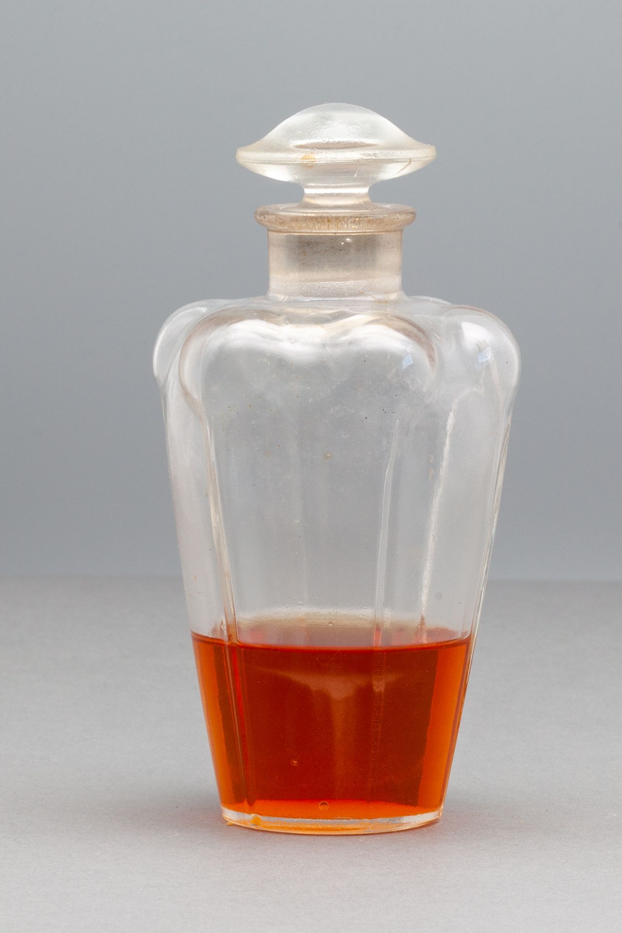 L.T.PIVER "ILKA EAU DE TOILETTE" 六边形华丽的玻璃瓶 - 帽形瓶塞。 高9.5厘米