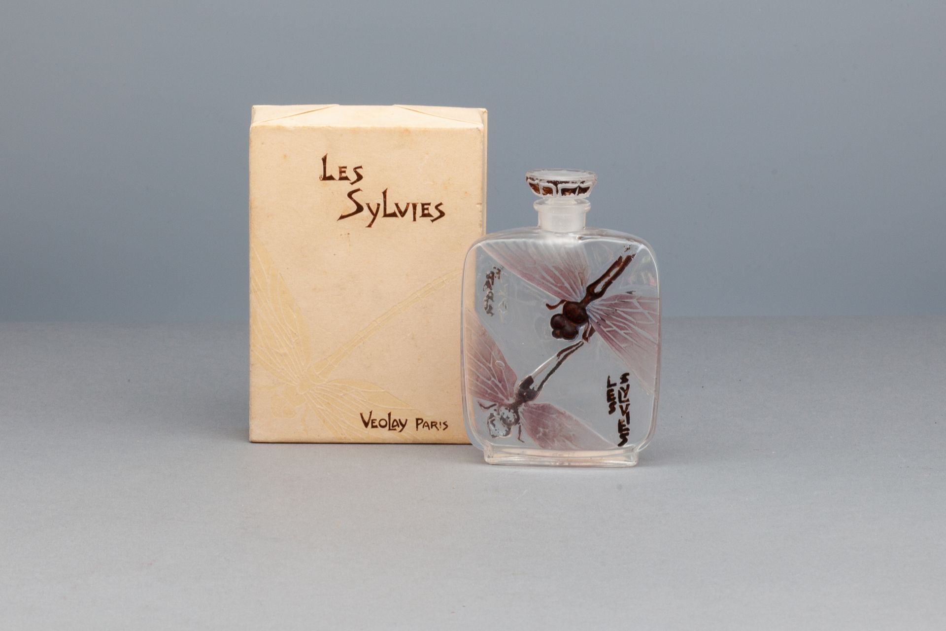 VEOLAY "LES SYLVIES" 玻璃瓶的每一面都装饰着一只飞行中的蝴蝶。底座下的标签。在其原标题的盒子里。 高9厘米