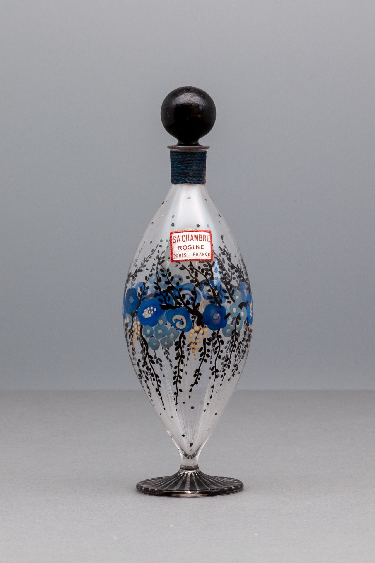 ROSINE" SA CHAMBRE" 玻璃香水瓶，装饰有蓝色和灰色的半花。黑色球塞。标题为 "SA CHAMBRE"。高15.5厘米