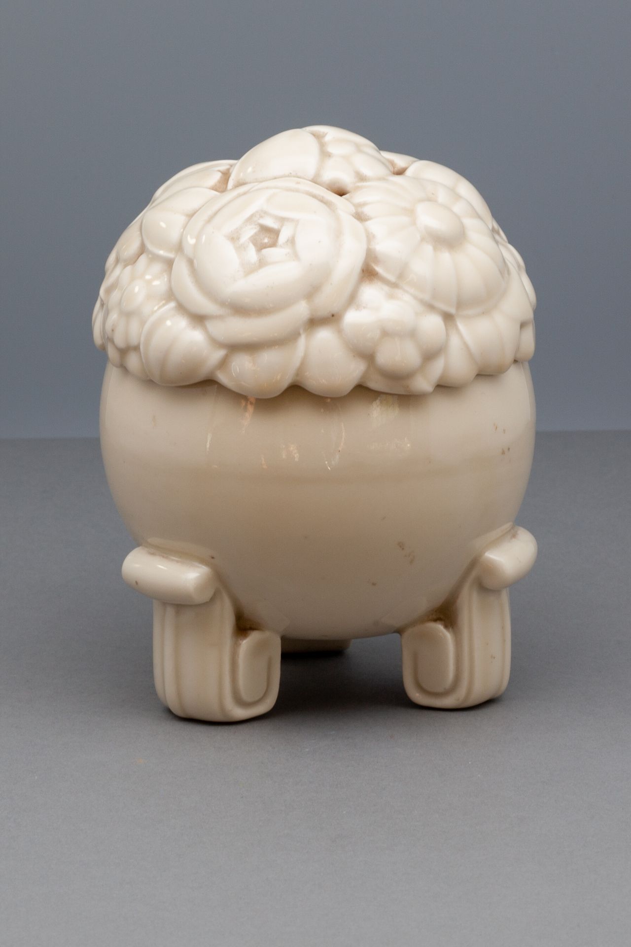 D'ORSAY 米色釉面的陶瓷香炉。上部装饰有风格化的花朵。由SUE和MARE为1925年世界博览会设计。球形底座上有三个滚动的脚。高16.5厘米