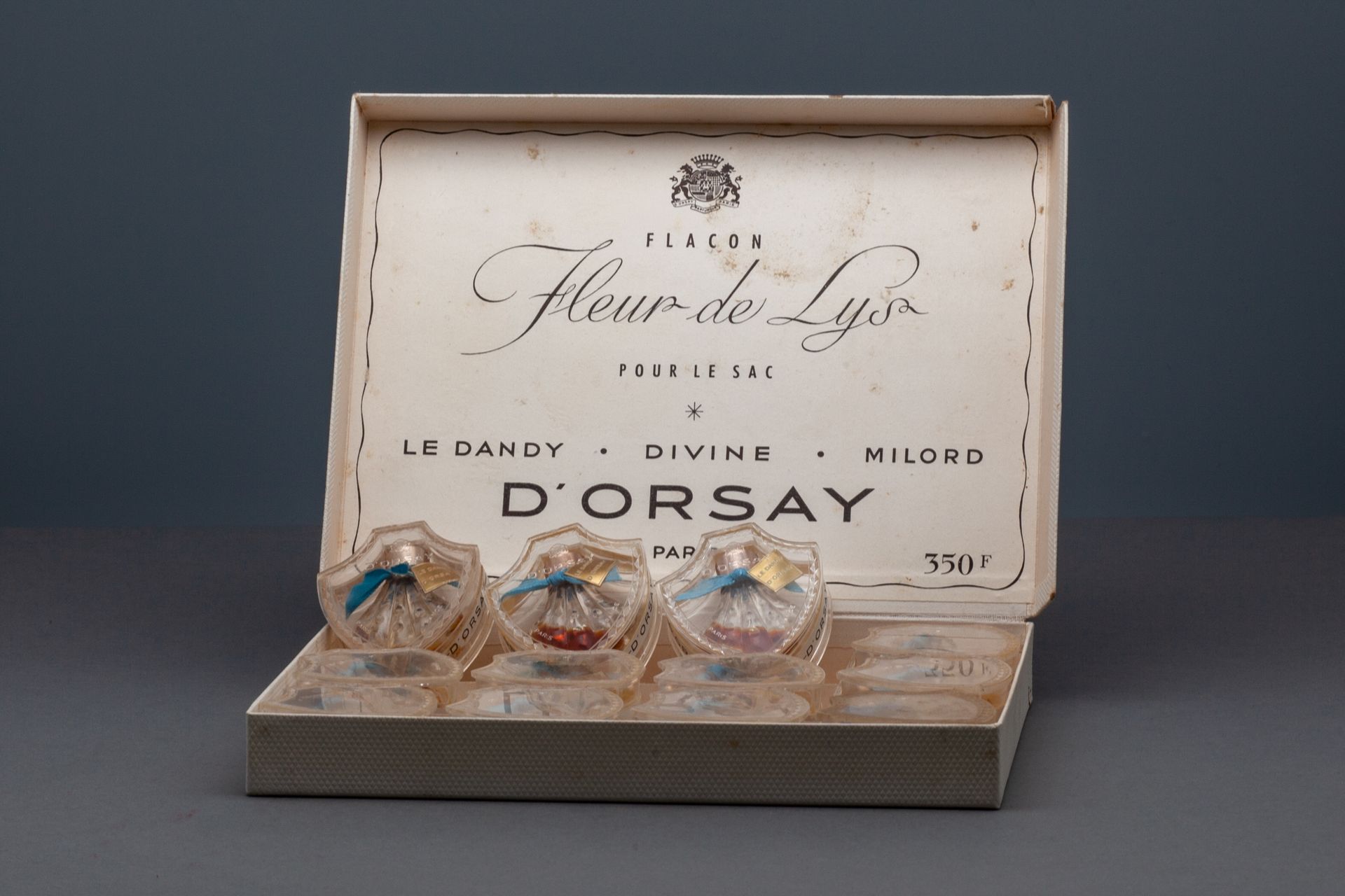 D'ORSAY "FLEUR DE LYS" 盒子里有12个百合花形状的袋子 "Le Dandy "的瓶子，装在他们的密封盒子里。瓶子高度3.5厘米 - 盒子尺&hellip;