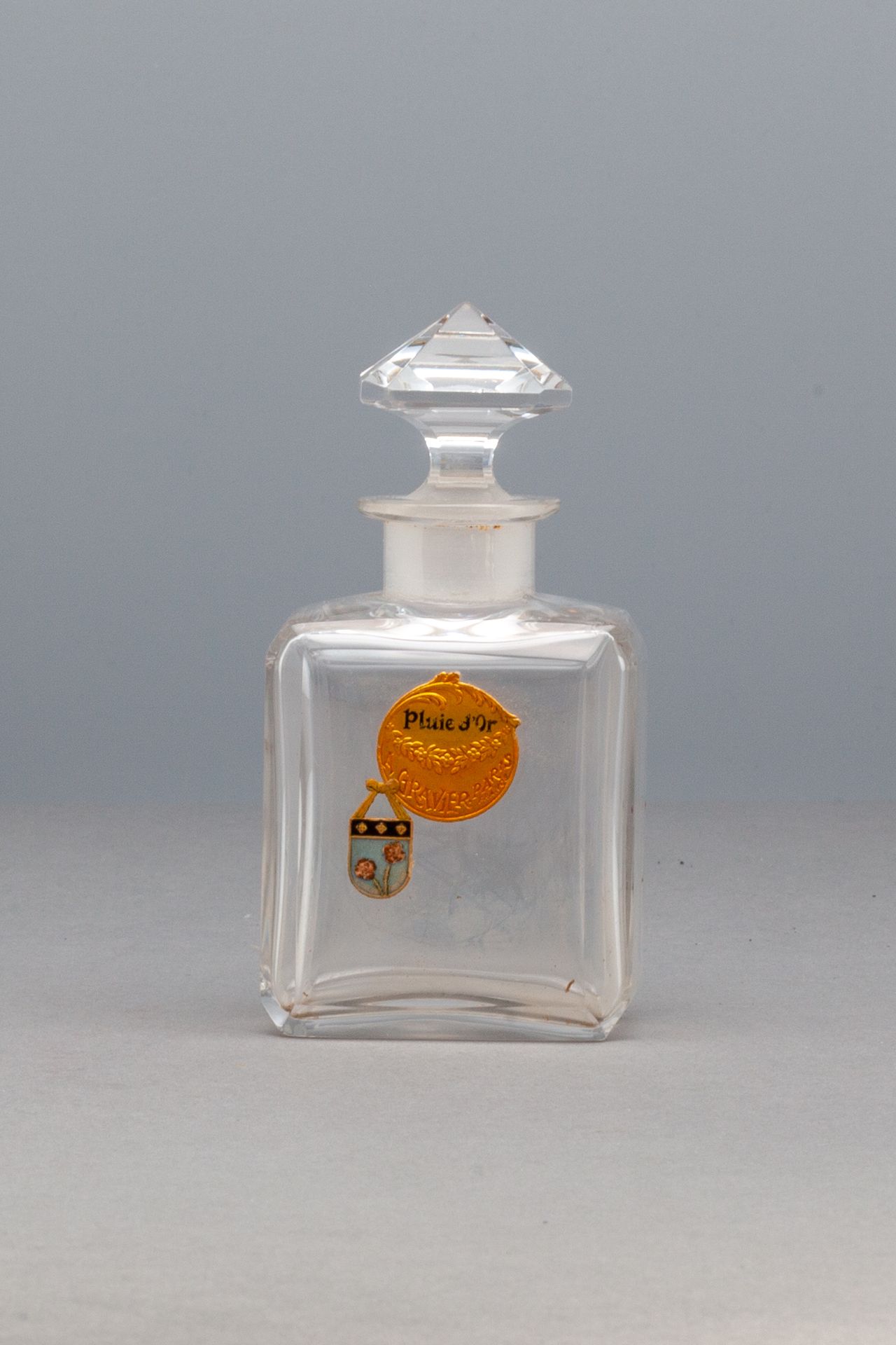 GRAVIER "PLUIE D'OR" BACCARAT水晶瓶，其标签为镀金装饰，并附有纹章。签名为 "BACCARAT"。高11厘米