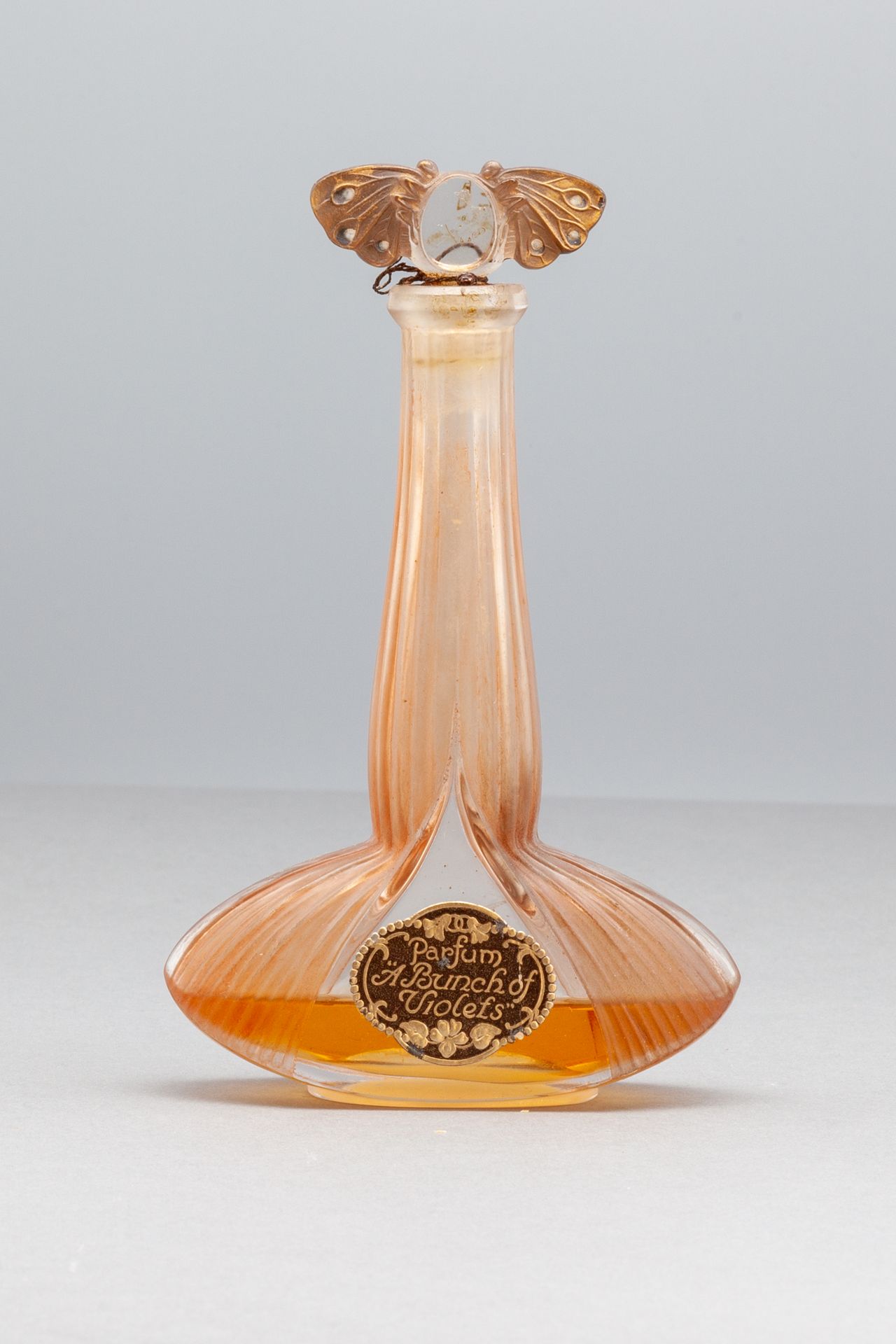 DEPINOIX - PARFUM "A BUNCH OF VIOLETS" 半透明的条纹玻璃瓶。瓶塞上装饰着两只蝴蝶。高14厘米