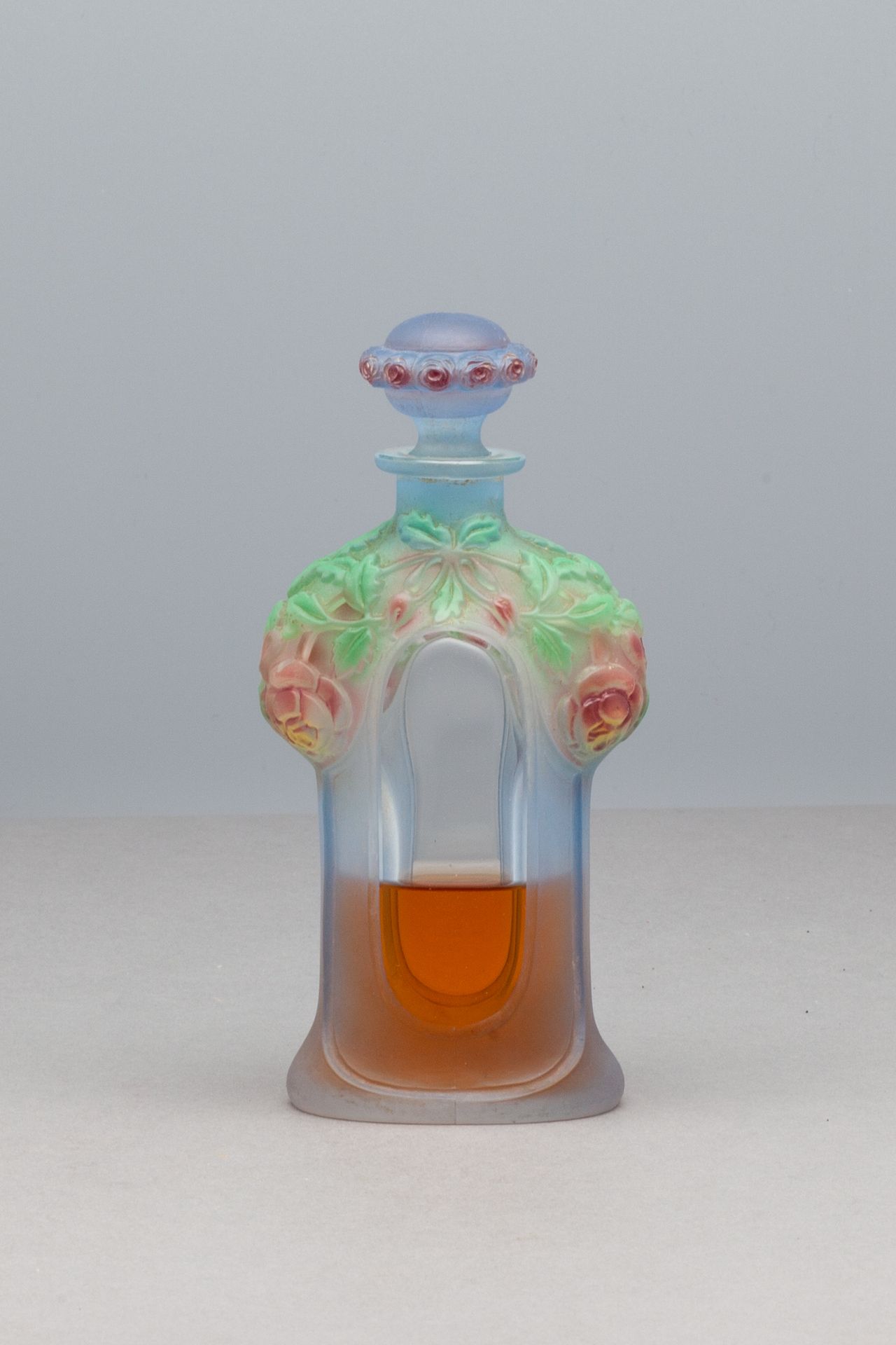 ANONYME 玻璃糊状瓶，有三种颜色的玫瑰装饰。高13.5厘米