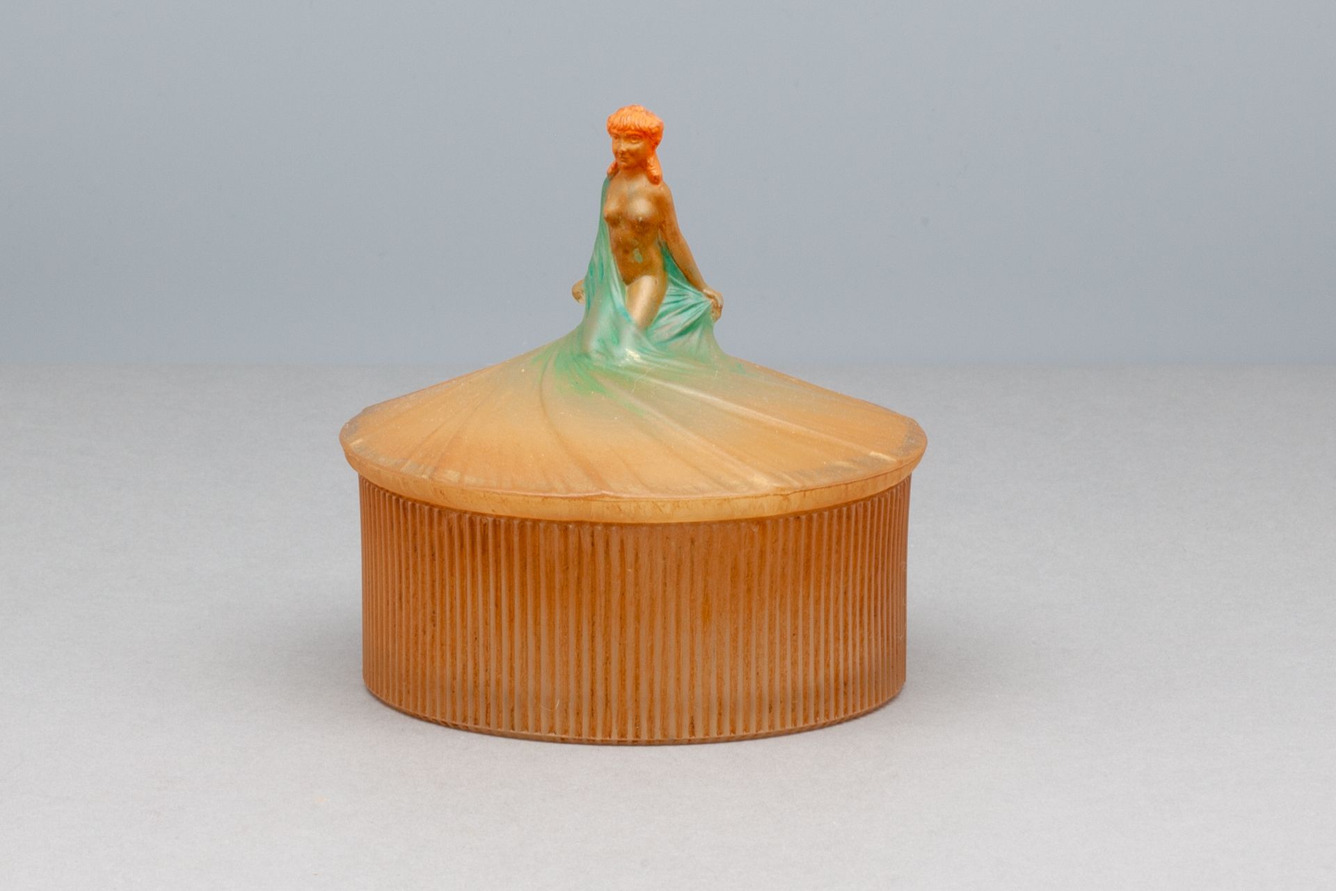 DUBARRY 圆形玻璃粉盒，盖子上装饰着一个没有穿衣服的女人。高10厘米 - 直径10厘米