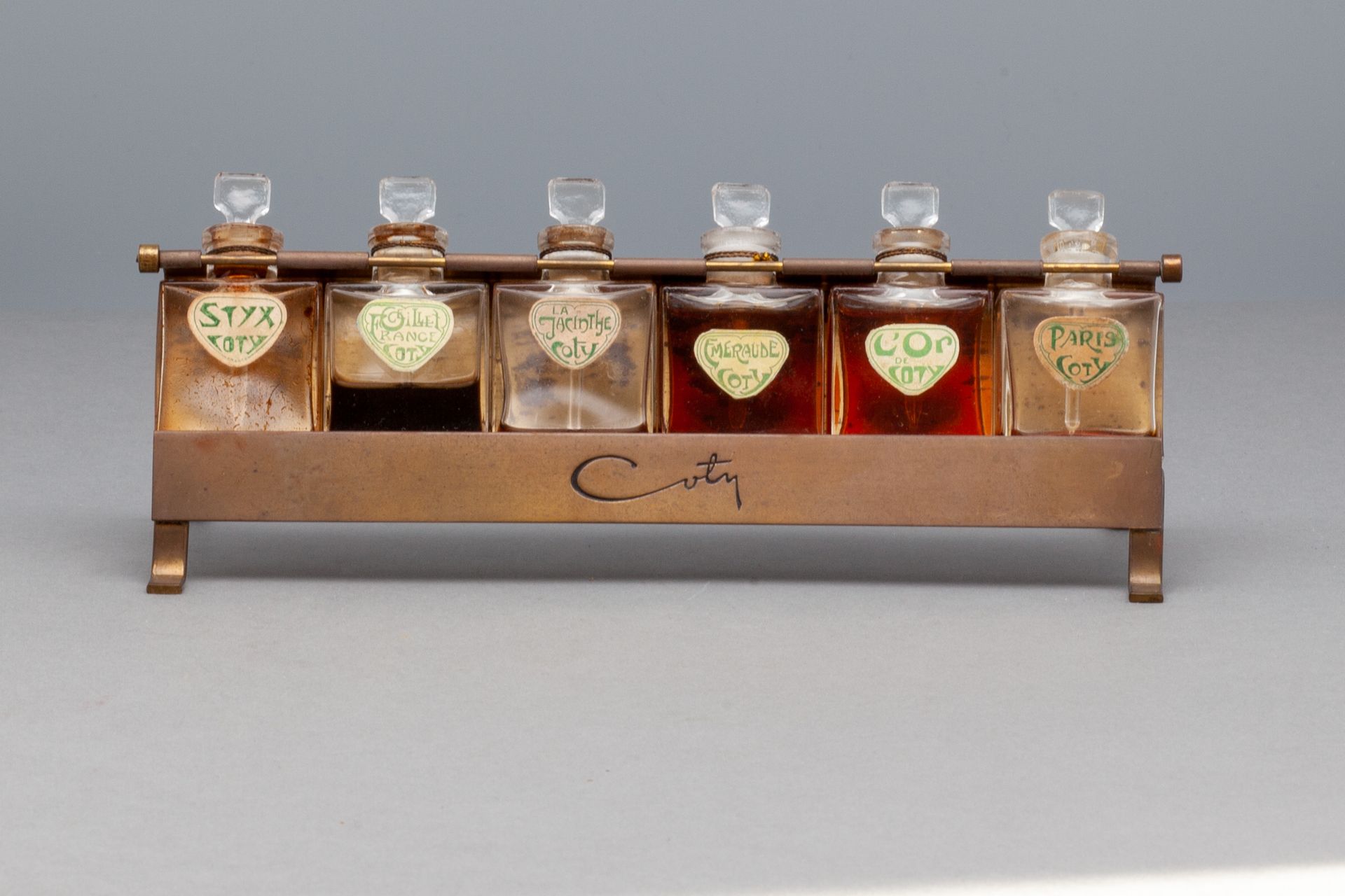 COTY 金属测试器展示，包含六个COTY瓶子："Styx"、"Œillet"、"Jacinthe"、"Emeraude"、"L'Or "和 "Paris"。瓶&hellip;