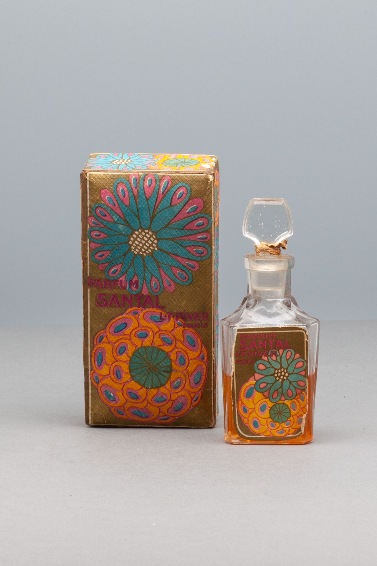 L.T. PIVER "SANTAL" 四角形的玻璃瓶，有标签。带有标题的多色盒。高11.5厘米 - 盒子尺寸12.5x6厘米