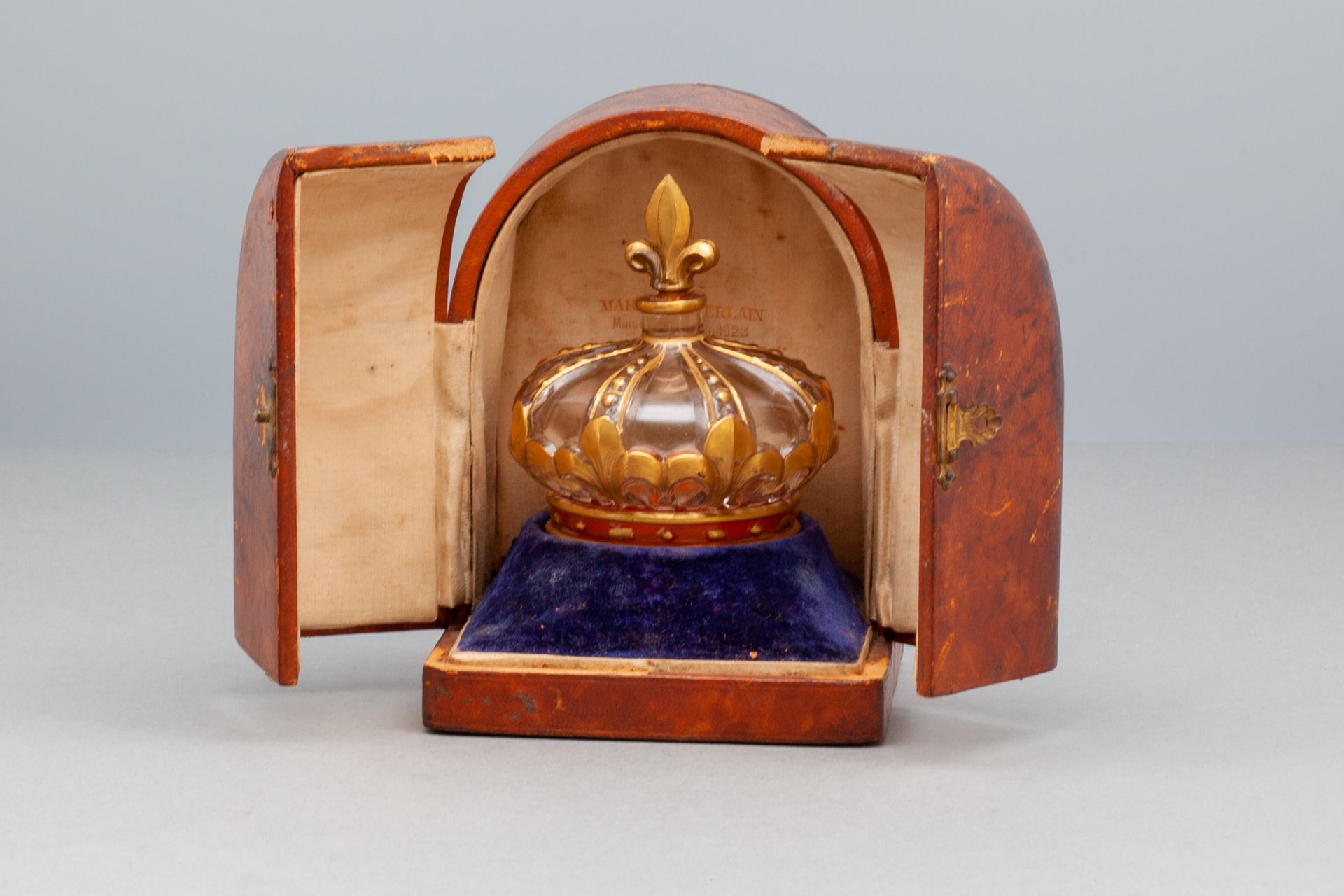 Marcel GUERLAIN "LE ROY LE VEULT" Glass bottle representing a crown decorated wi&hellip;