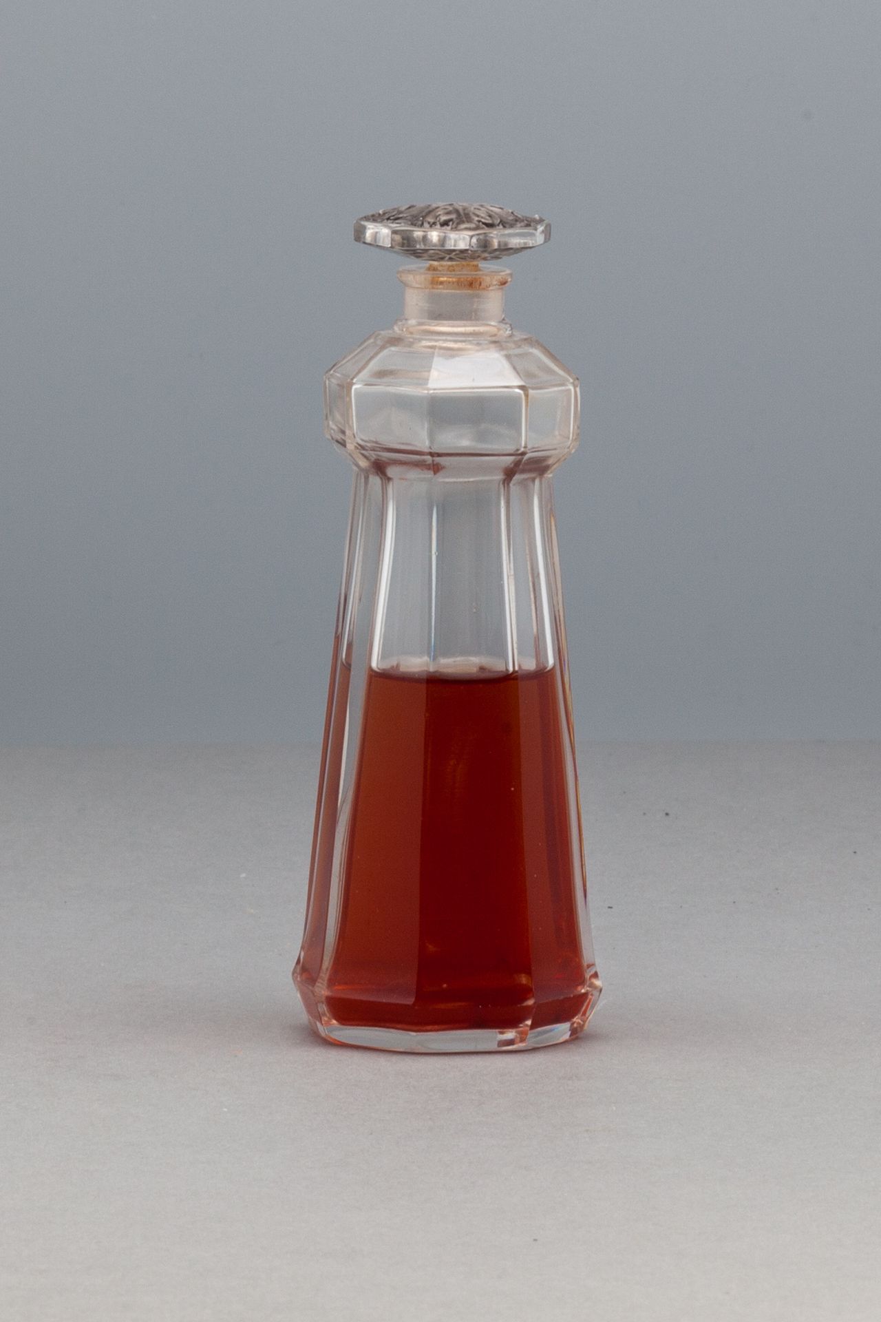 GRAVIER Botella de cristal BACCARAT con lados cortados. Tapón con motivo vegetal&hellip;