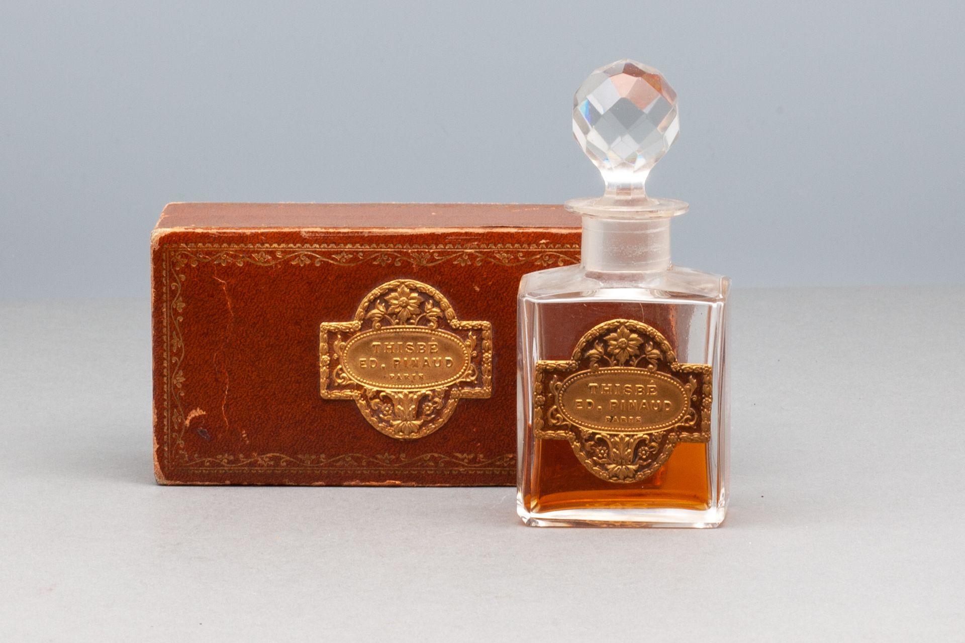 Edmond PINEAU "THISBE" 带标签的BACCARAT水晶瓶。框题。 高11.4厘米 - 盒子尺寸12.5x6.5厘米