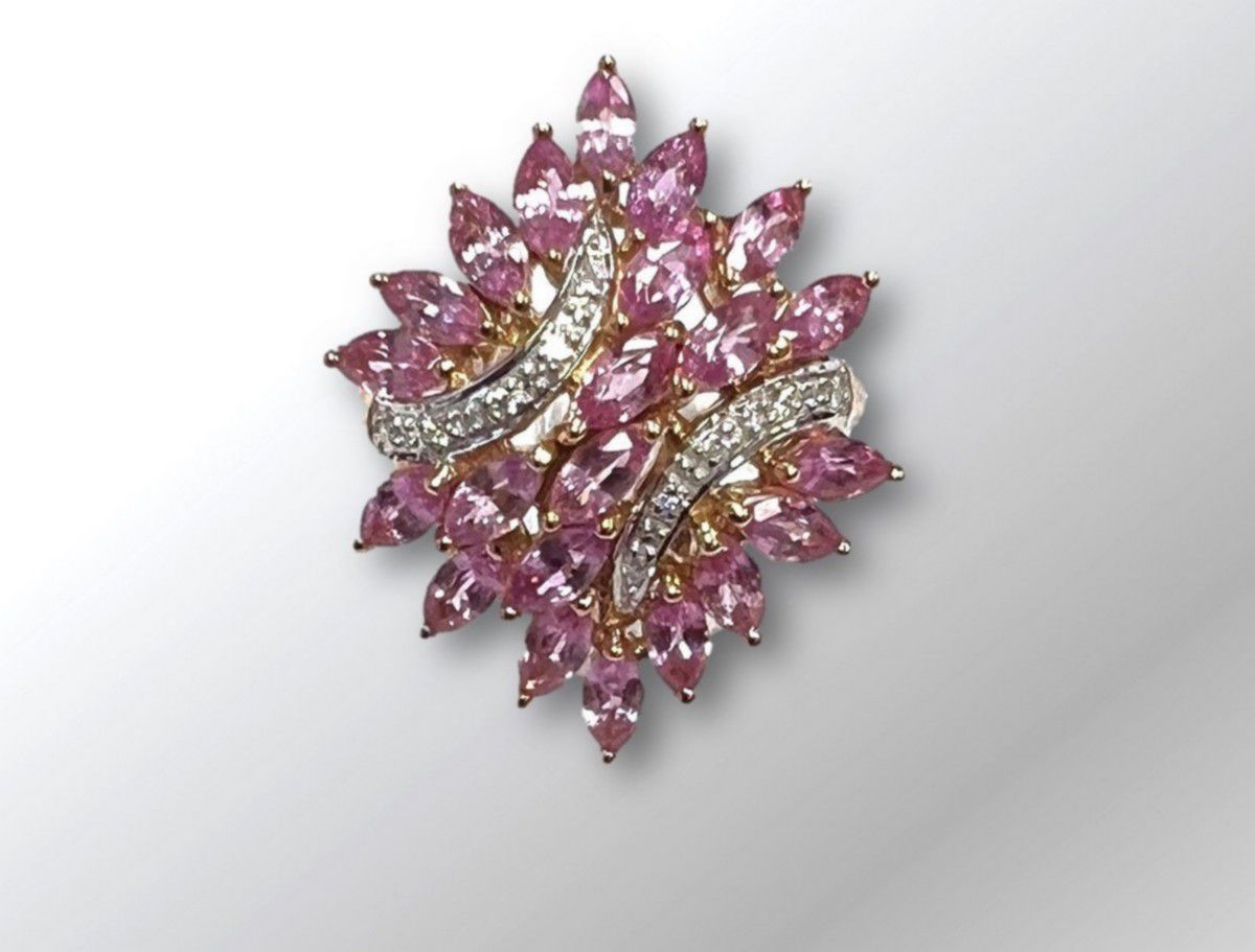 Bague or rose, saphirs roses 玫瑰金戒指，镶嵌重约 4.6 克拉的粉色蓝宝石和钻石。 
Pds 7.9.TDD 54
