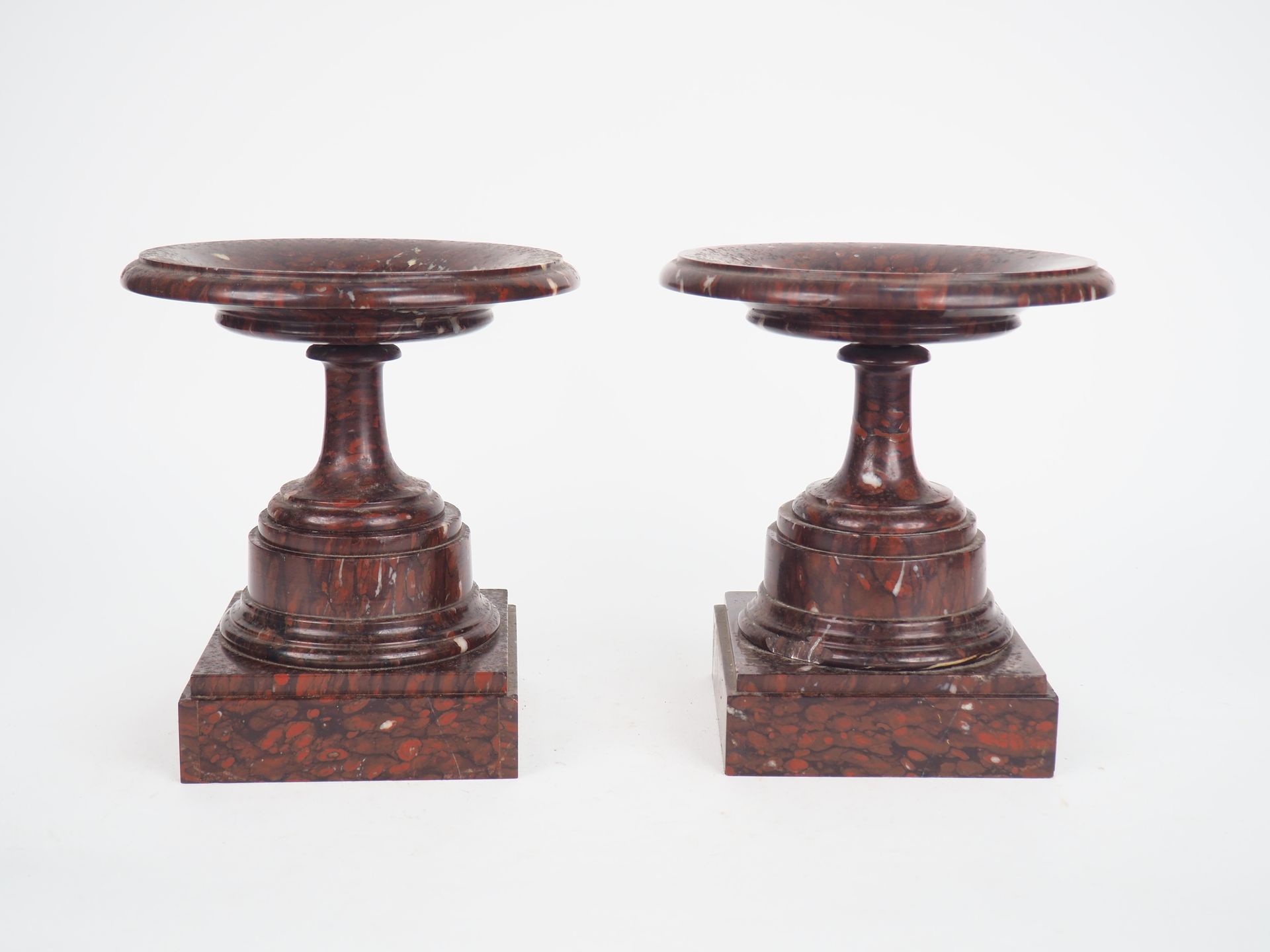 Null Pair of large Napoleon III red marble cassolettes.

Dim. 23,5 x 22,5 cm.

(&hellip;