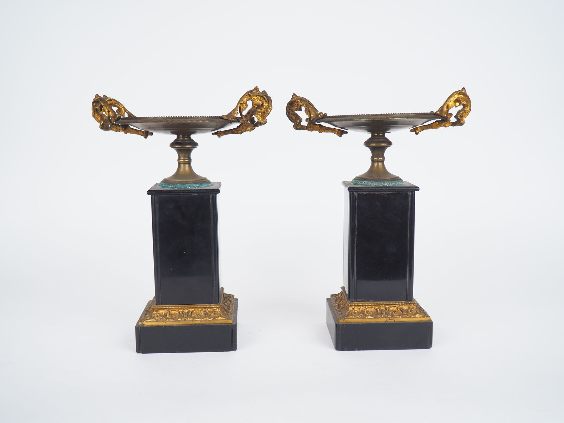 Null Pair of Napoleon III black marble and bronze cassolettes decorated with fol&hellip;