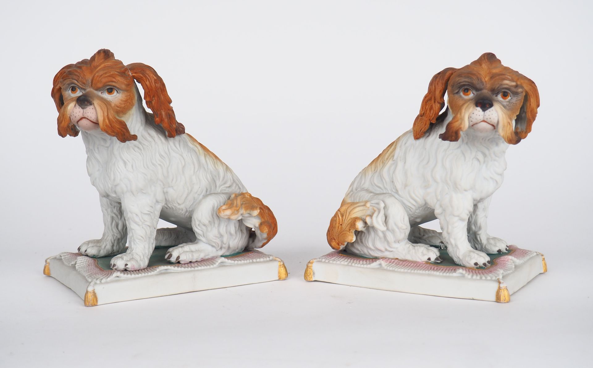 Null Paar Sujets 1900 aus polychromem Biskuit "Salonhunde".

Nummeriert mit 302.&hellip;