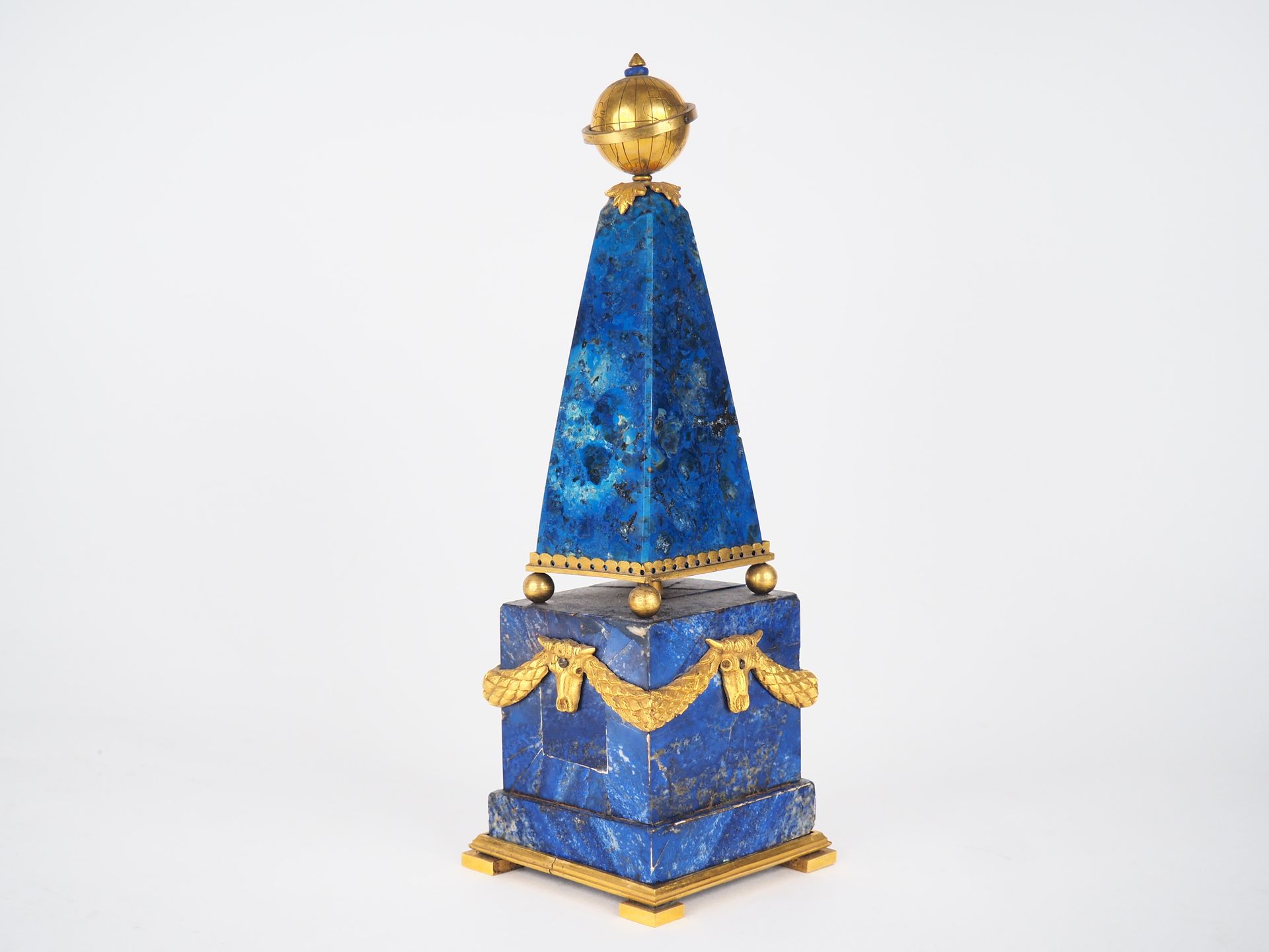 Null Obélisque de style Louis XVI en bronze doré et lapis-lazuli à décor de guir&hellip;