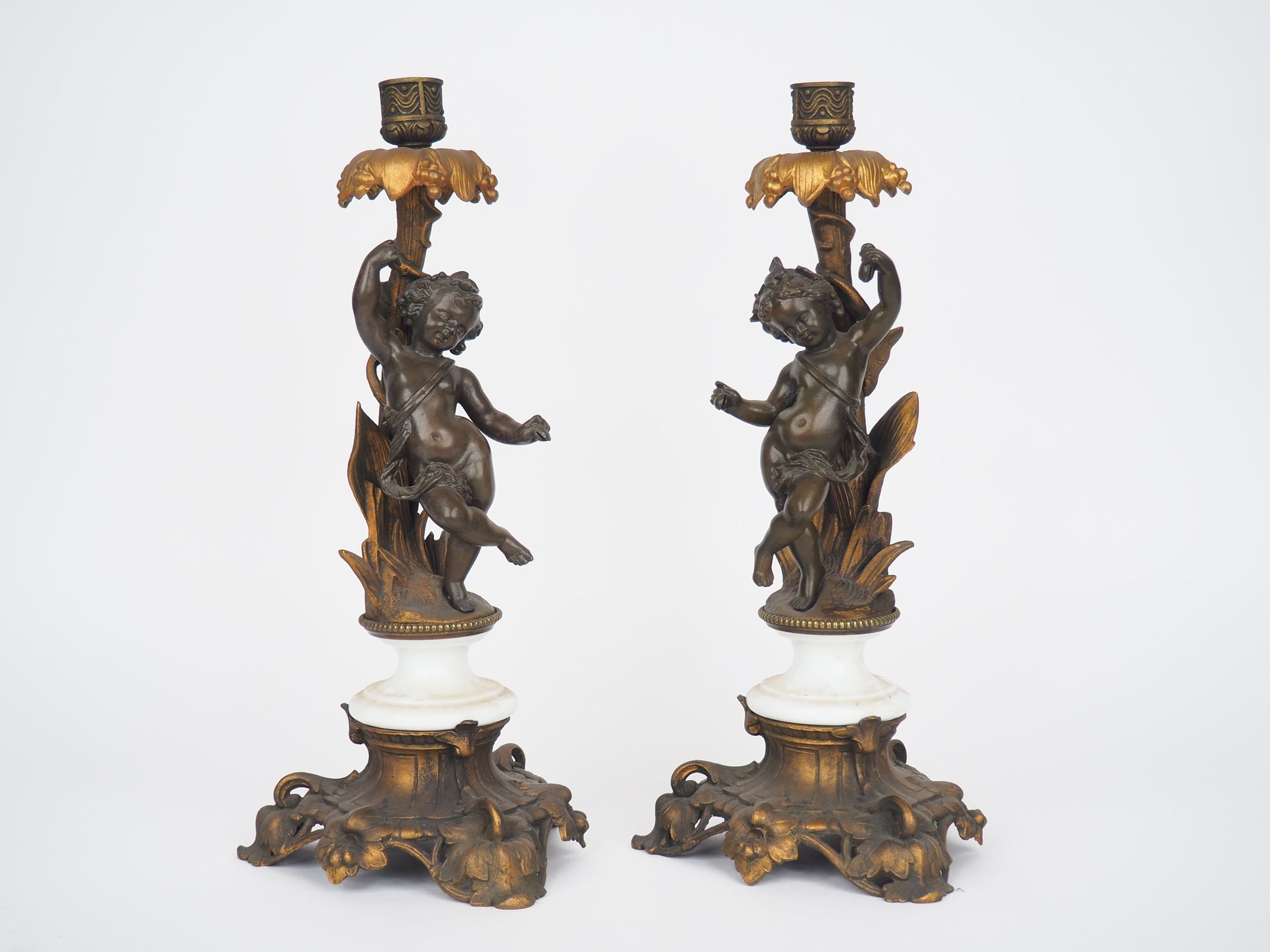 Null 一对19世纪洛可可风格的烛台，采用铜化金属、鎏金和白瓷，造型为音乐恋人。

H.39厘米。
