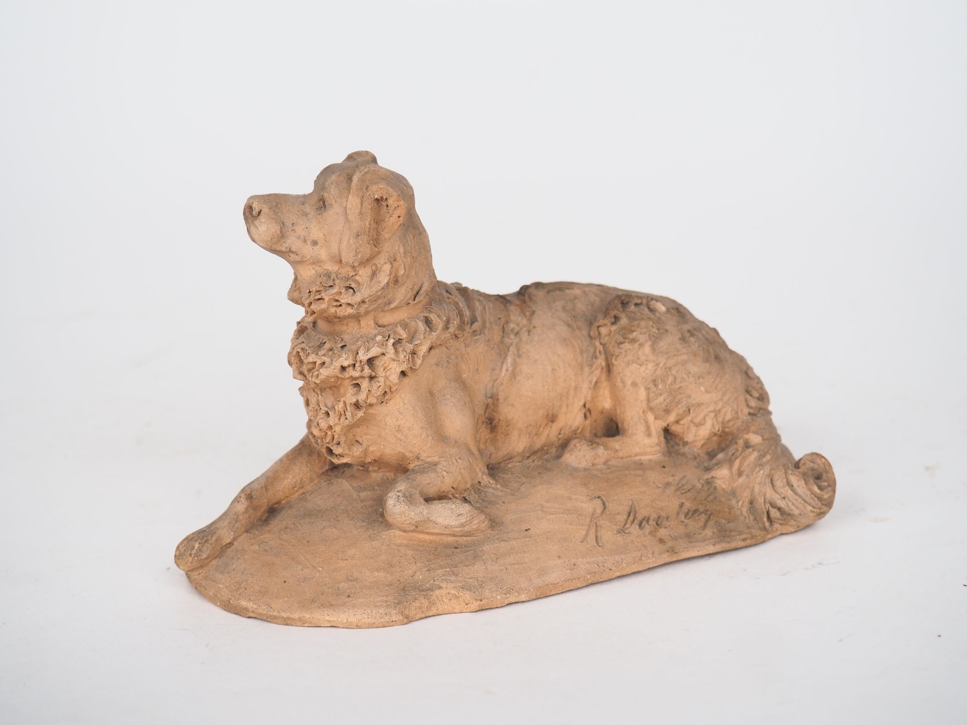 Null 19世纪的原创陶器主题 "躺着的牧羊犬"。

有签名和日期的1872年

尺寸：10 x 17 cm。

(小事故)