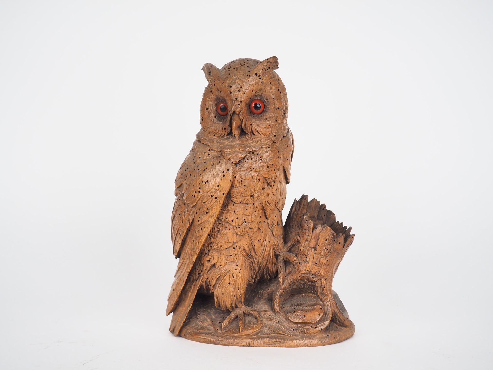 Null Boite fin XIXème en bois sculpté en forme de hibou, les yeux en verre 

H. &hellip;