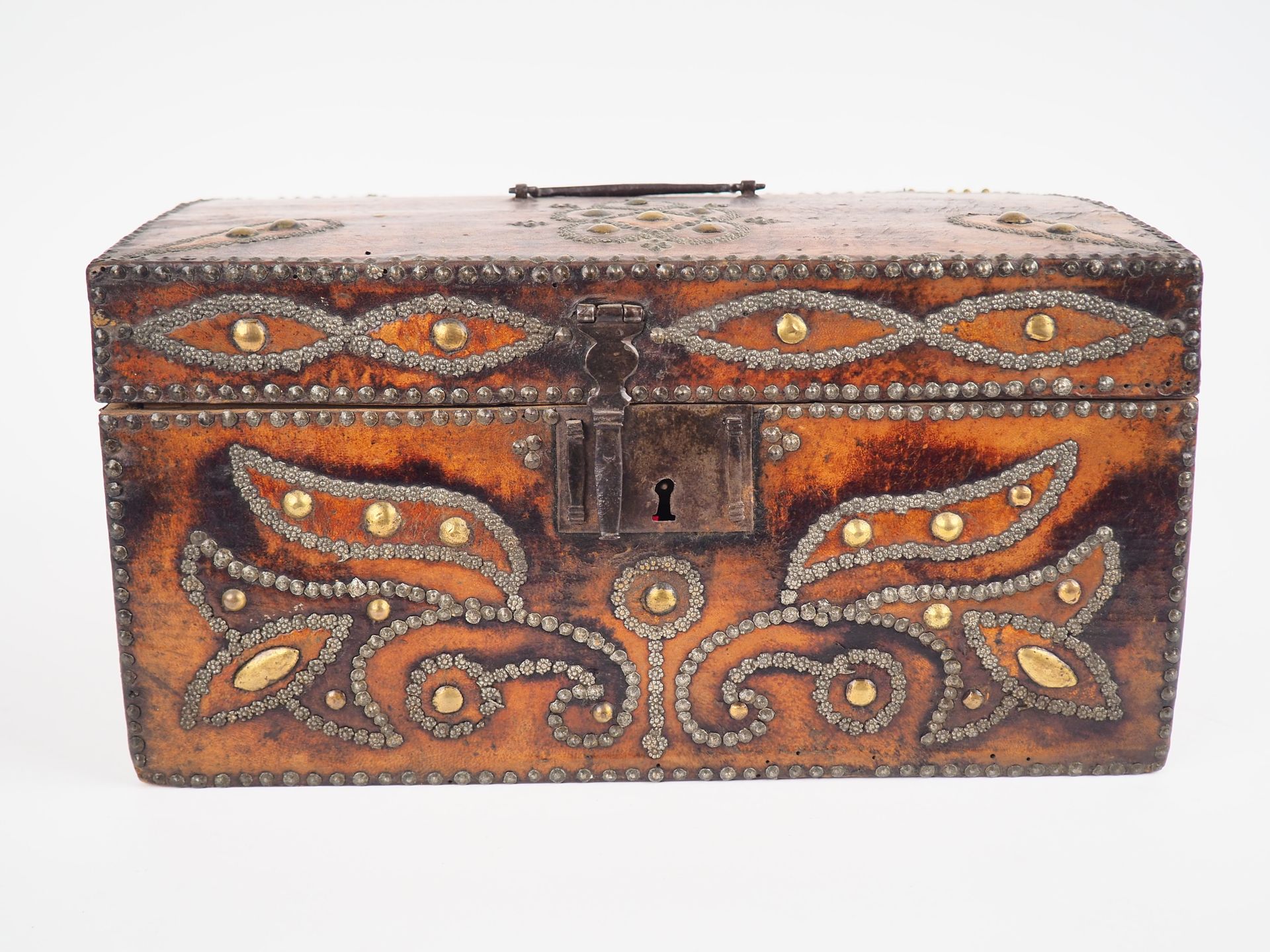 Null Louis XIV box in studded leather decorated with floral motifs. 

Dim. 18 x &hellip;