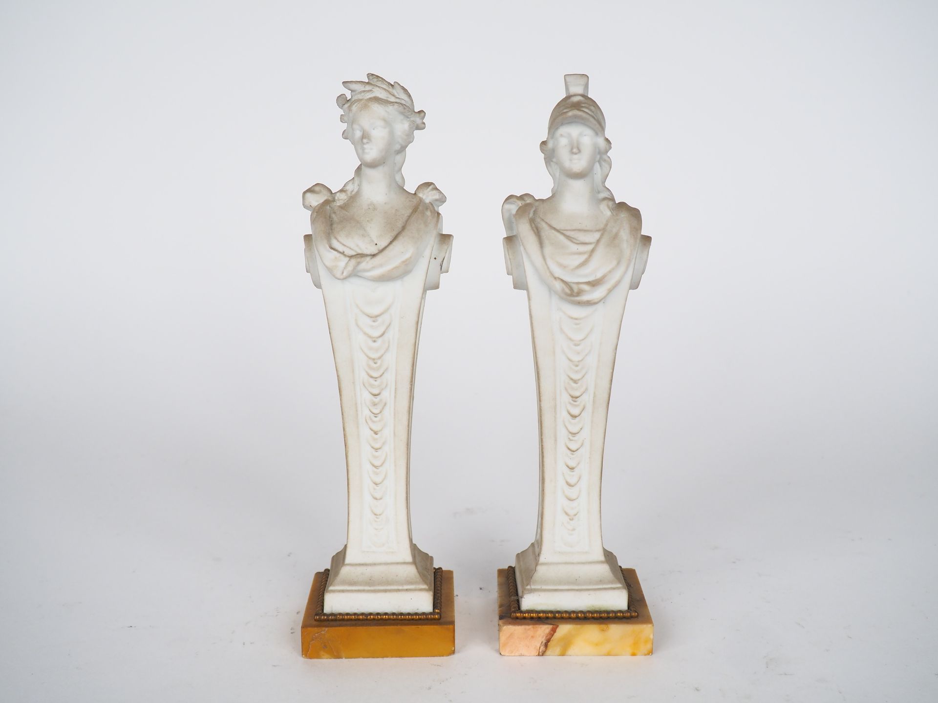 Null Coppia di figure in biscuit di figure antiche in foderi, base in marmo gial&hellip;
