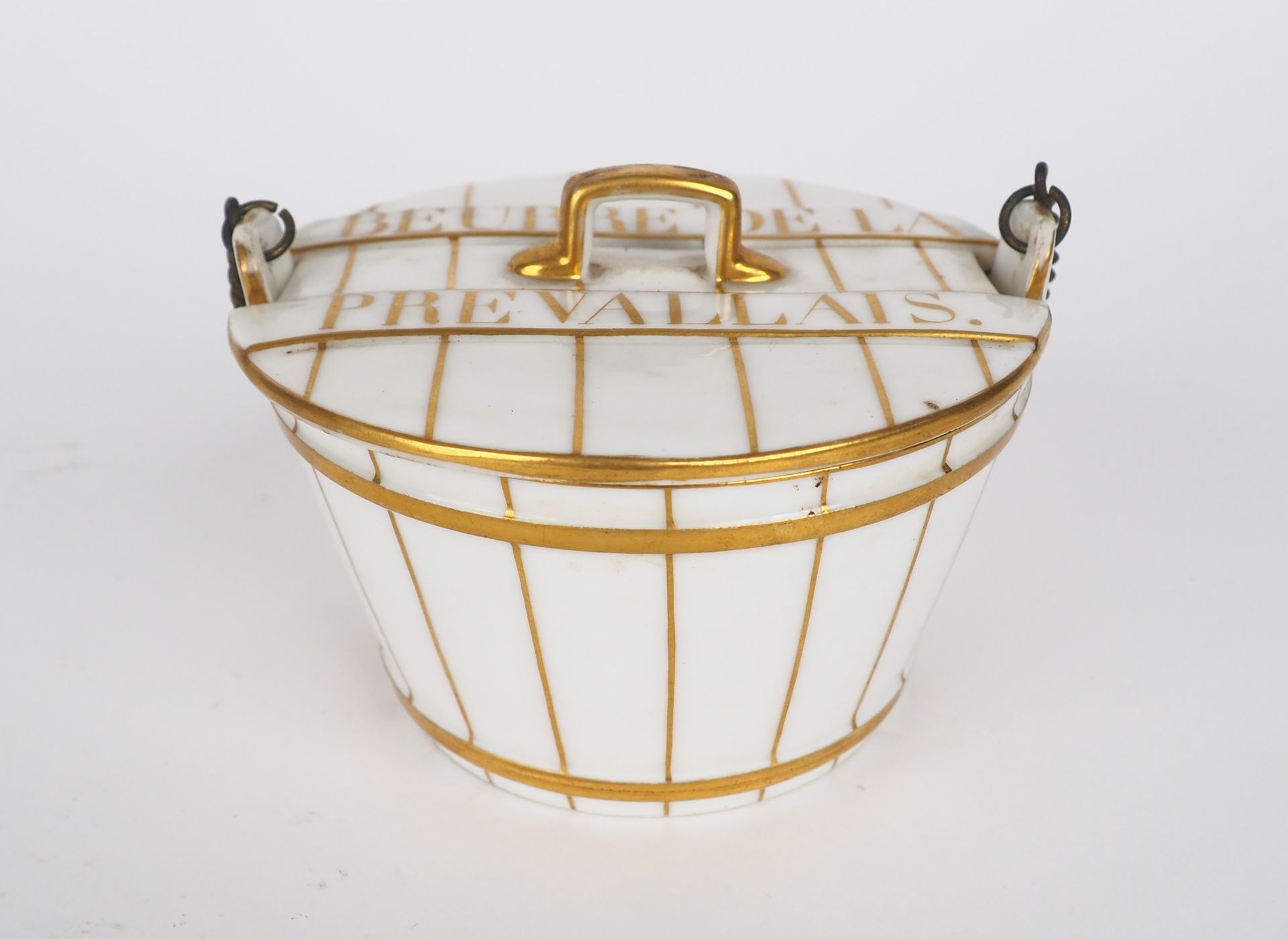 Null 一个19世纪的白色和鎏金的瓷器黄油盘，标有 "beurre de la Prevallais"。

签署了纳斯特。

尺寸：8,5 x 12,5 cm&hellip;
