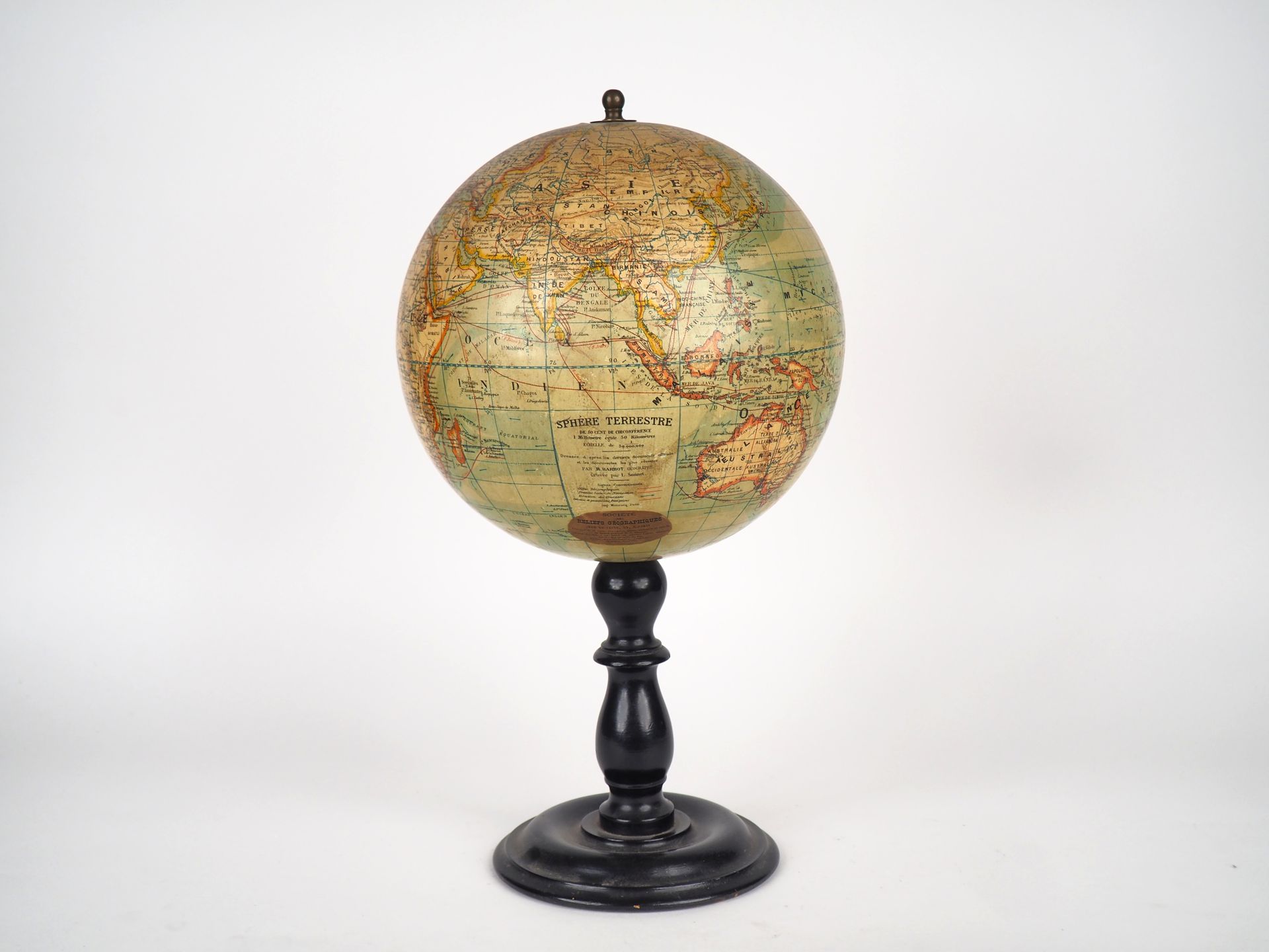 Null Globe in maché cardboard, base in blackened wood.

"Société des reliefs géo&hellip;