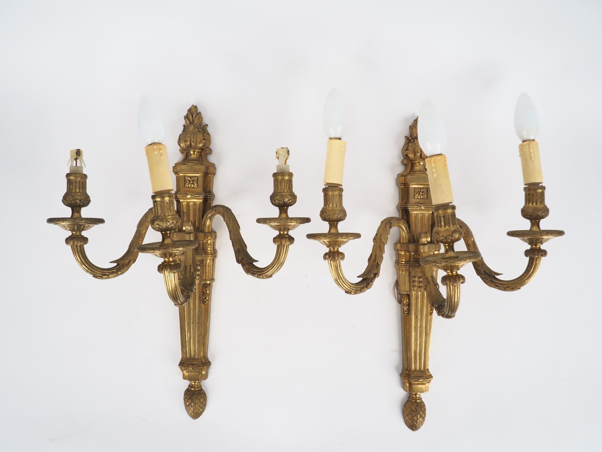 Null Ein Paar Wandleuchten im Stil Louis XVI aus vergoldeter Bronze, die drei Li&hellip;