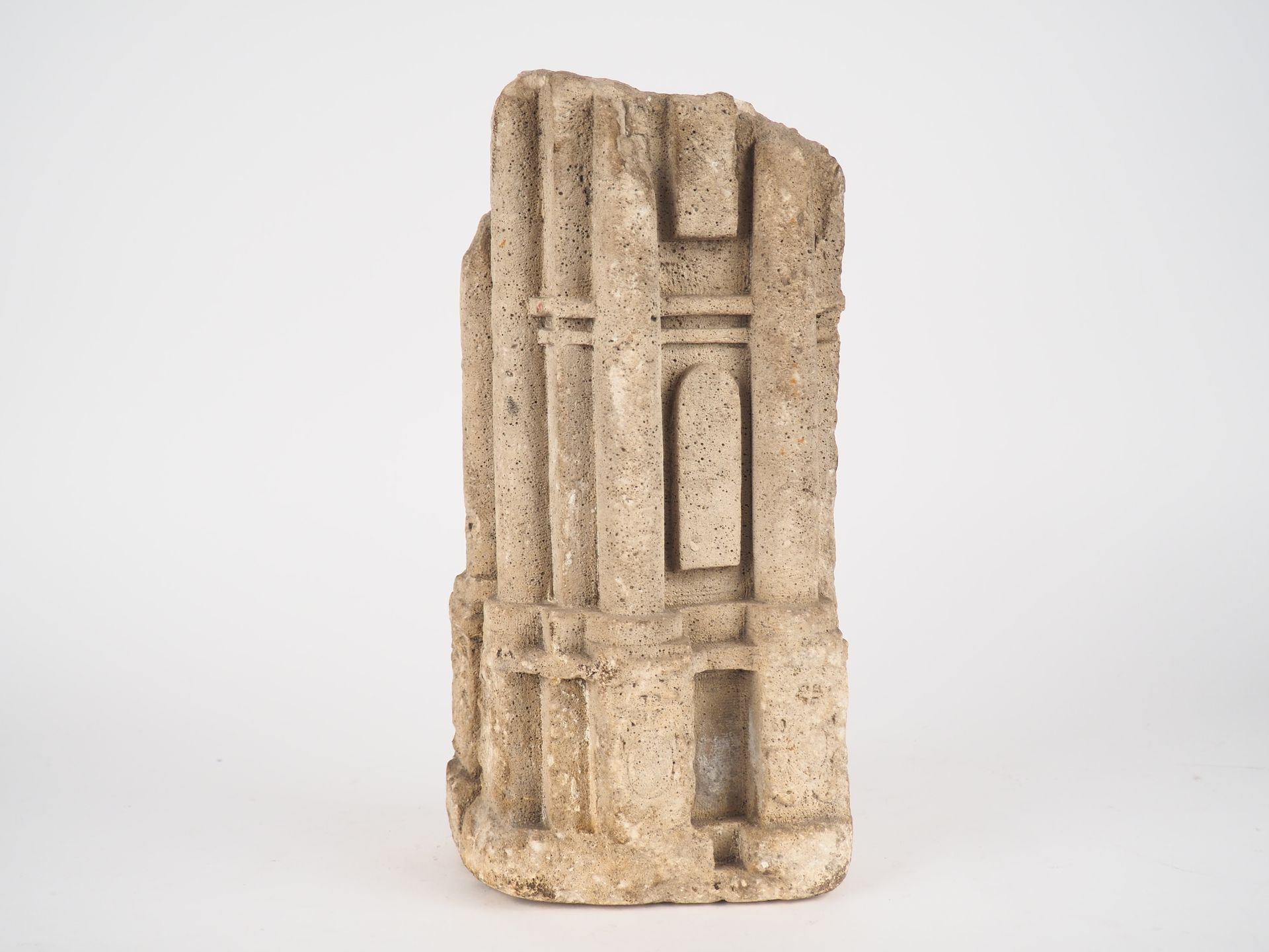Null Fragment of a gothic capital in stone.

H. 32 cm.
