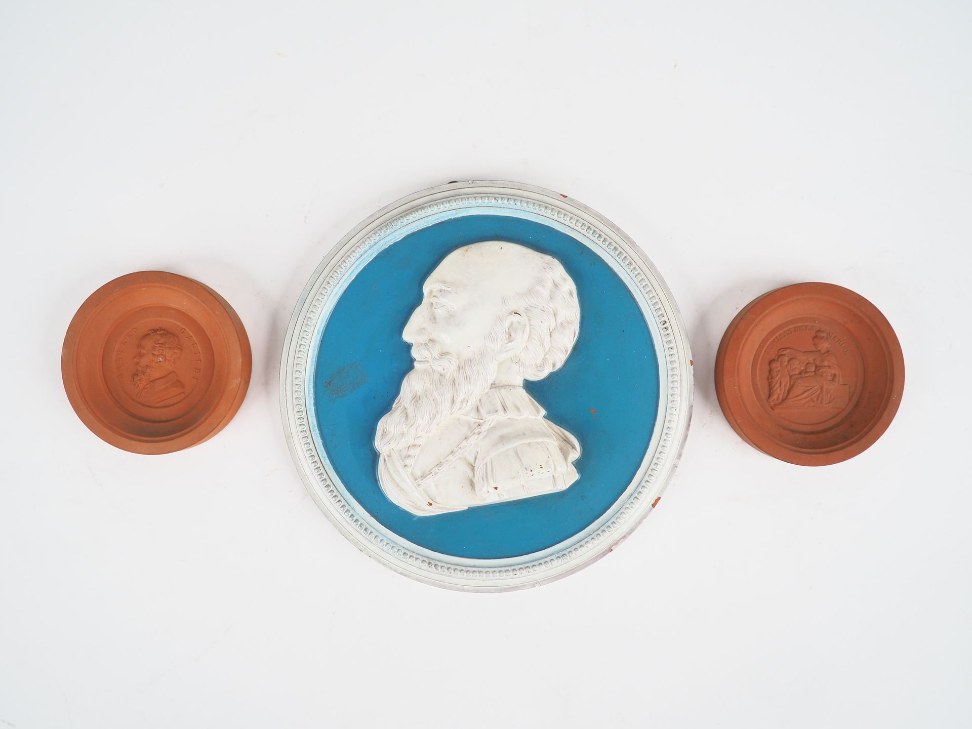 Null P.L. LARTIGUE.

奥赫（Gers）蒸汽厂的 "苏利侧面肖像 "釉面陶器奖章作品。

直径22厘米

一对带有海军病房寓意的奖章和 "Ga&hellip;